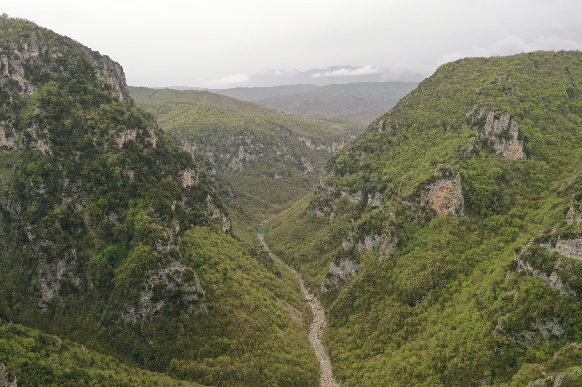 Vallée profonde du Zagori vue depuis le drone avec versants boisés et lit d'un ruisseau — Grèce