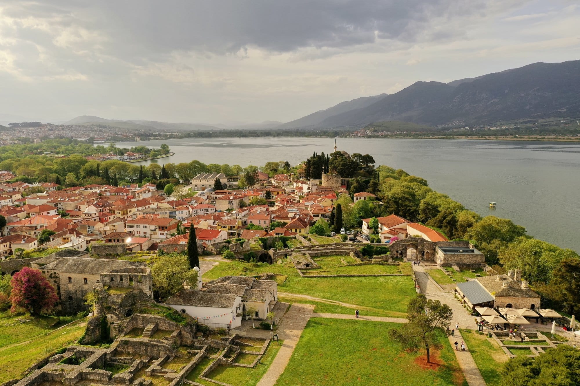 Vue drone des remparts de la citadelle d'Ioannina sur le lac Pamvotida — Grèce