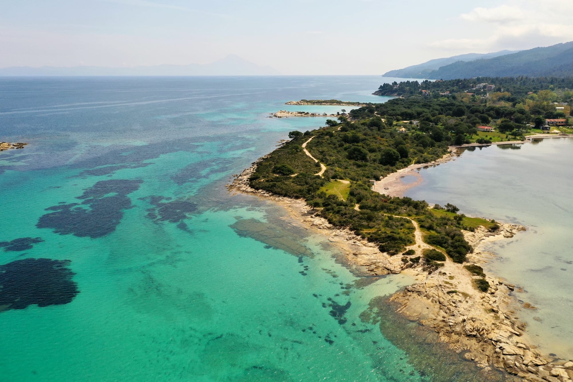 Vue aérienne d'un cap rocheux à Sithonia avec eau turquoise peu profonde — Grèce