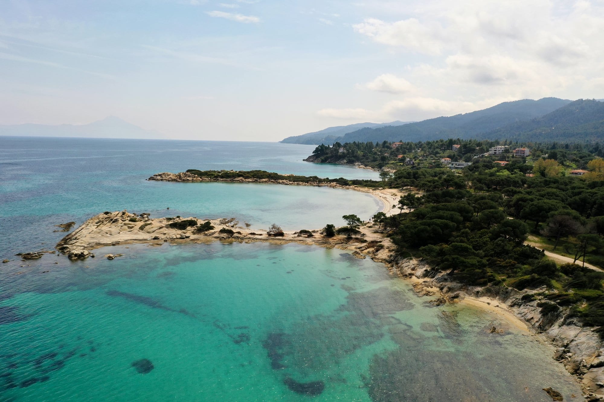 Vue aérienne d'une petite crique à Sithonia avec pins et plage de sable pâle — Grèce