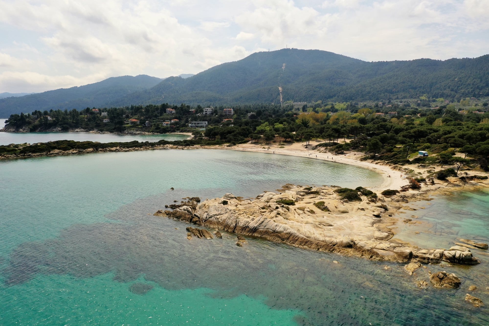 Vue aérienne de la plage de Karydi avec son cap rocheux distinctif — Sithonia, Grèce