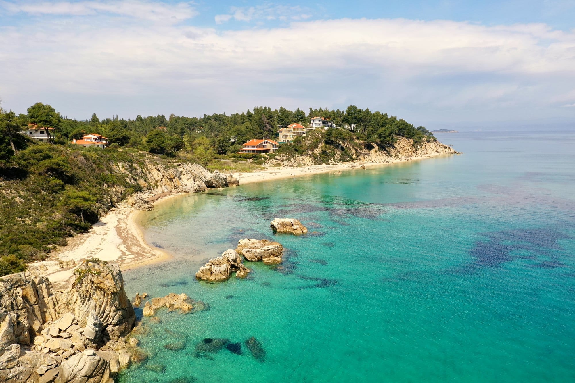 Vue aérienne d'une petite crique rocheuse avec eau cristalline turquoise — Sithonia, Grèce