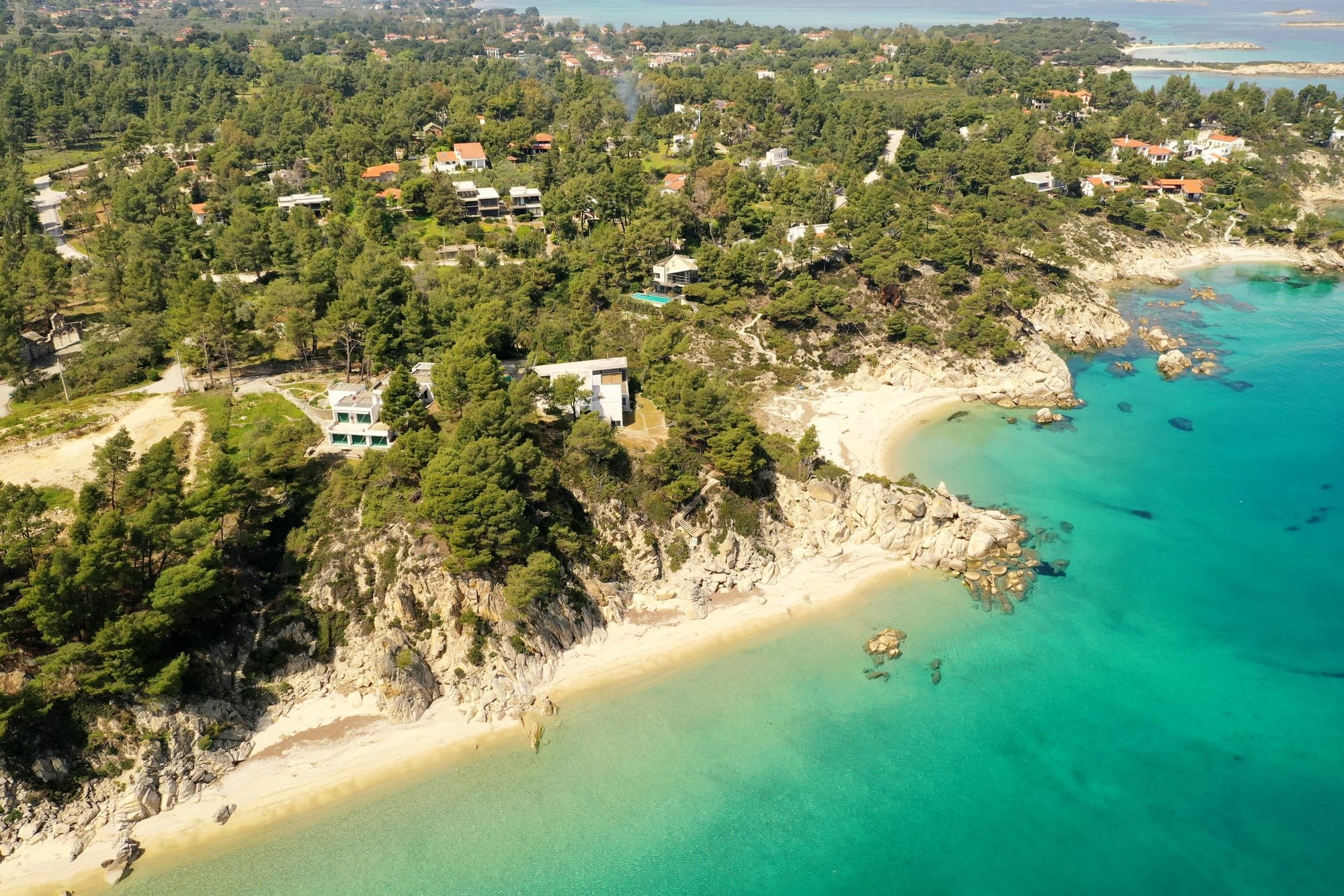 Aerial of a Sithonia coastline with villas, pine trees and turquoise coves — Greece