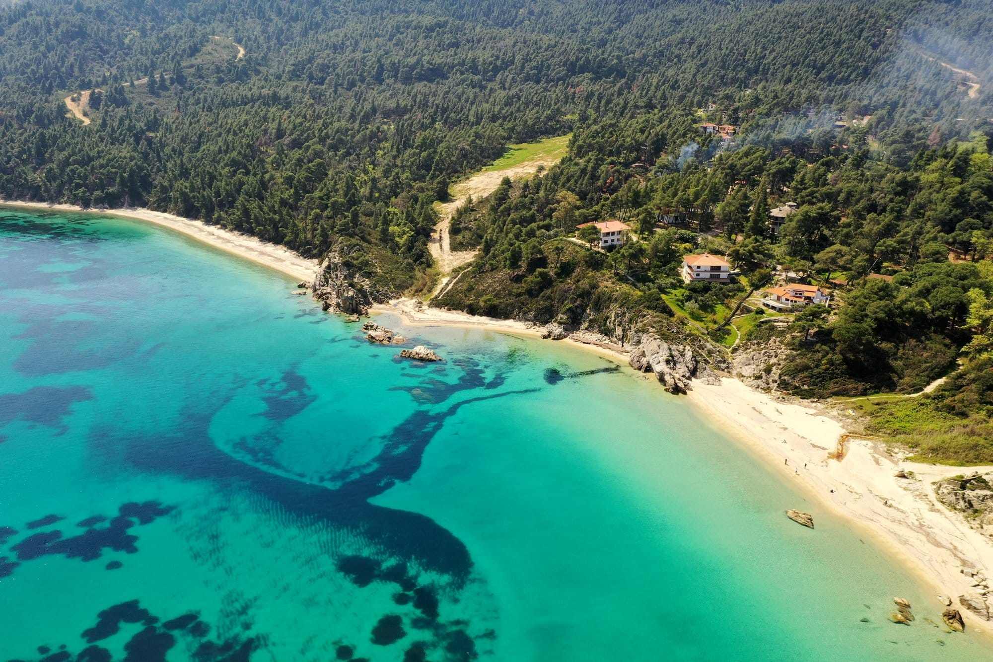 Vue aérienne de la côte de Sithonia avec criques turquoise et collines couvertes de pins — Grèce