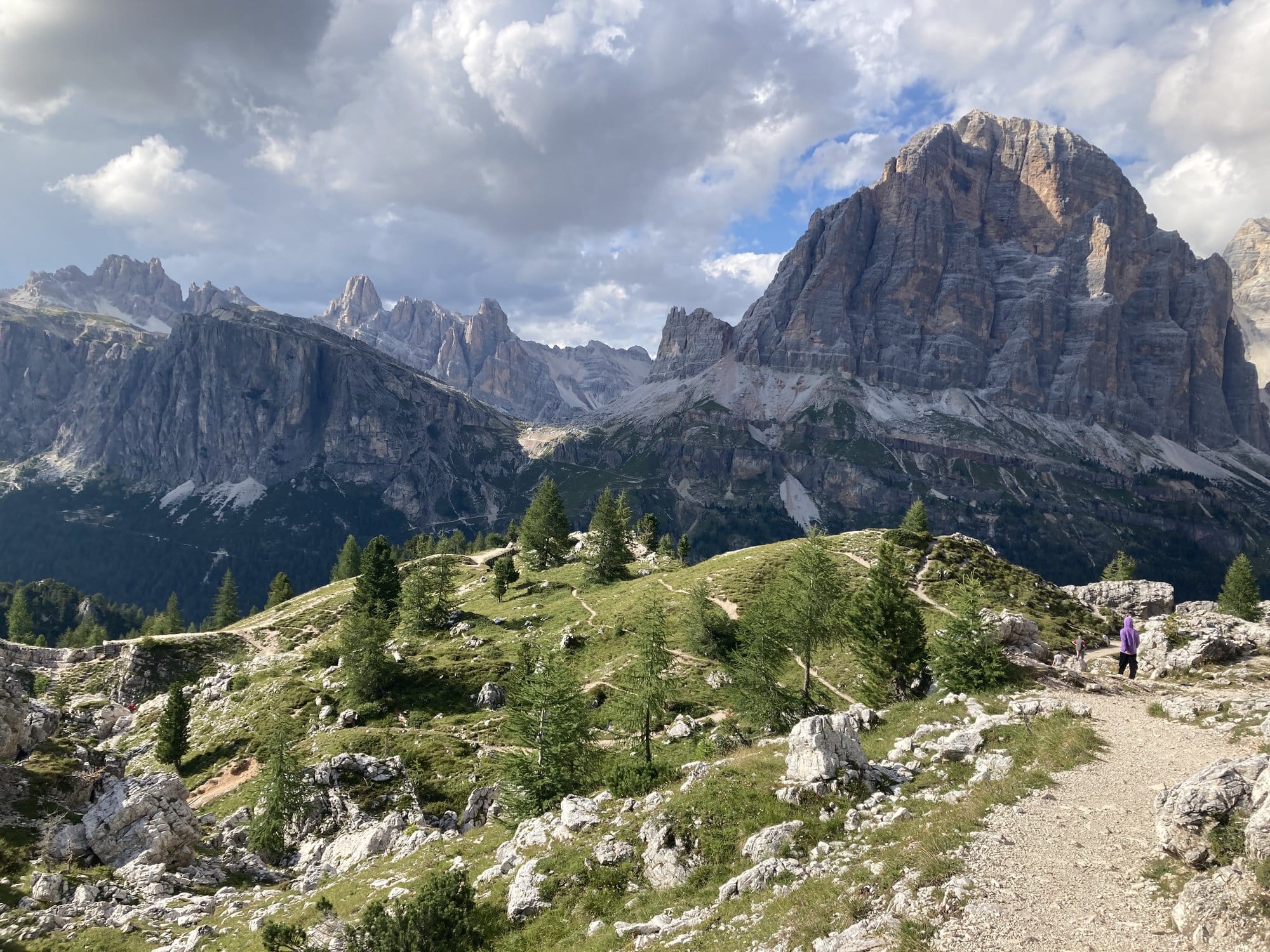 Panoramic hiking trail near Cinque Torri with Tofane peaks and alpine meadows — Dolomites, Italy