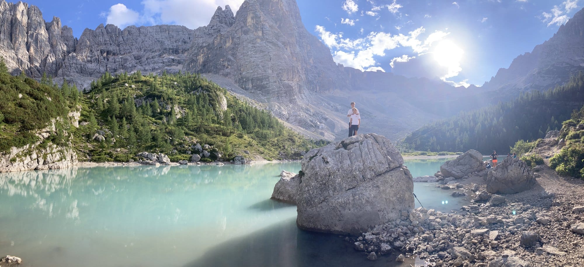 Panoramic view of Lago di Sorapis with turquoise water and dramatic cliff walls — Dolomites, Italy