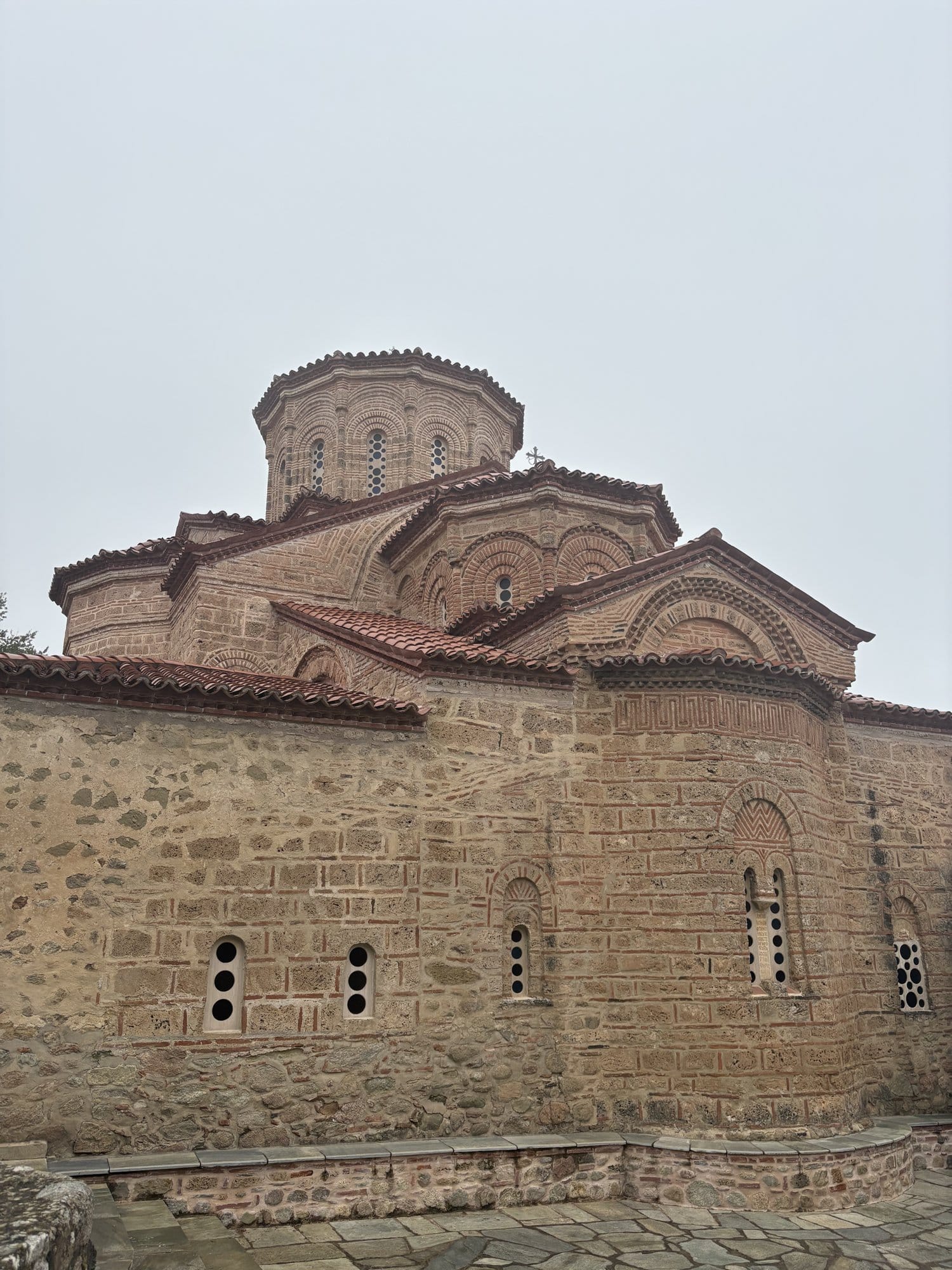 Extérieur d'une chapelle byzantine en pierre avec dôme et toit de tuiles dans un monastère de Meteora — Grèce