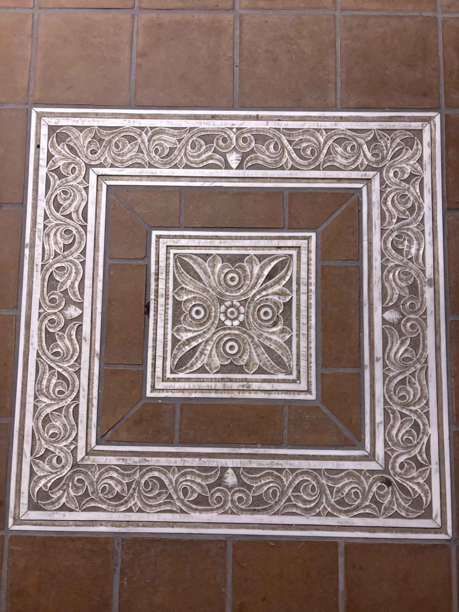 Gros plan d'un carreau en pierre sculpté à motifs floraux en relief dans un monastère de Meteora — Grèce