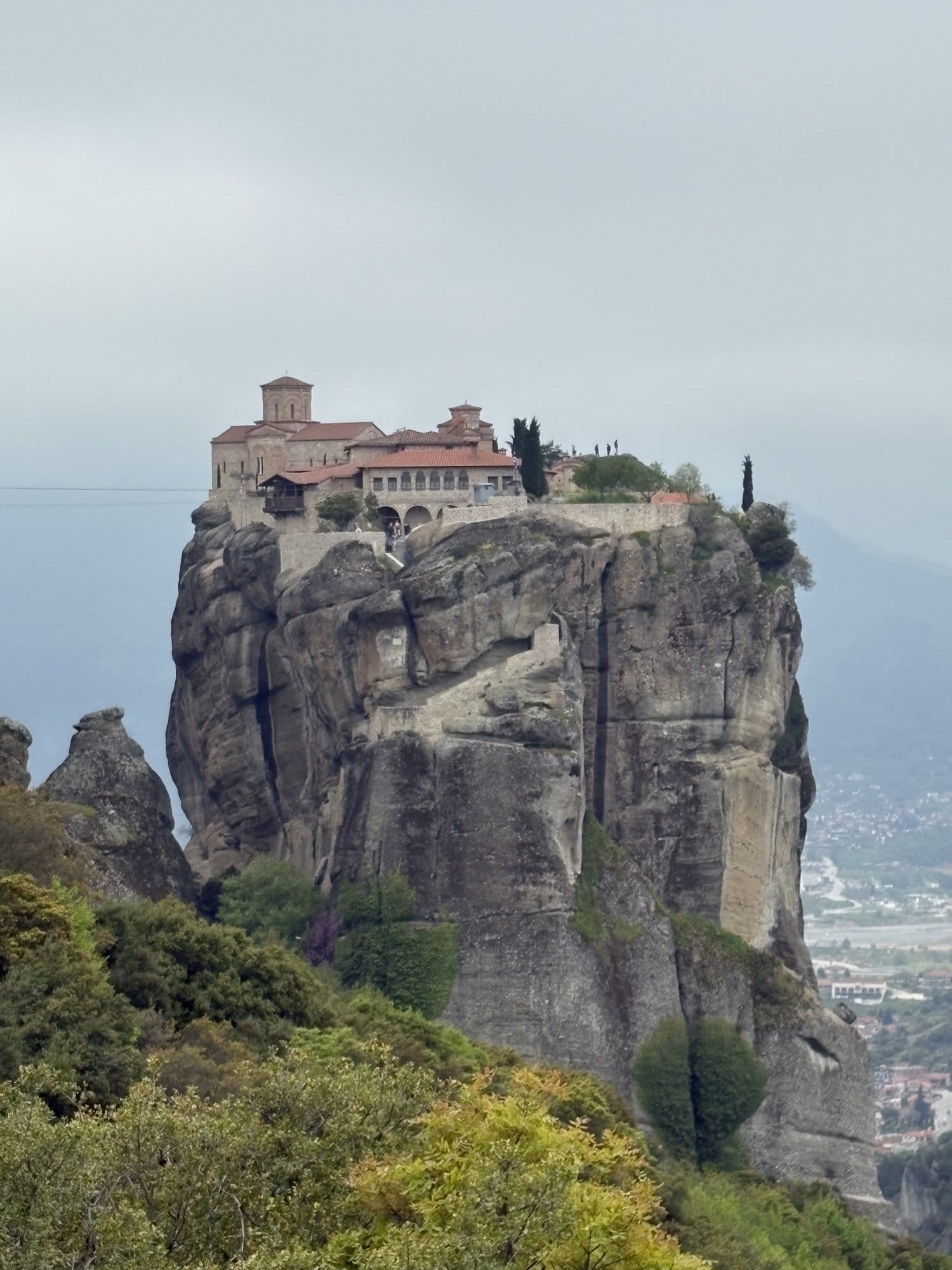 Le monastère Holy Trinity sur son pilier rocheux isolé avec la ville de Kalambaka en contrebas — Meteora, Grèce