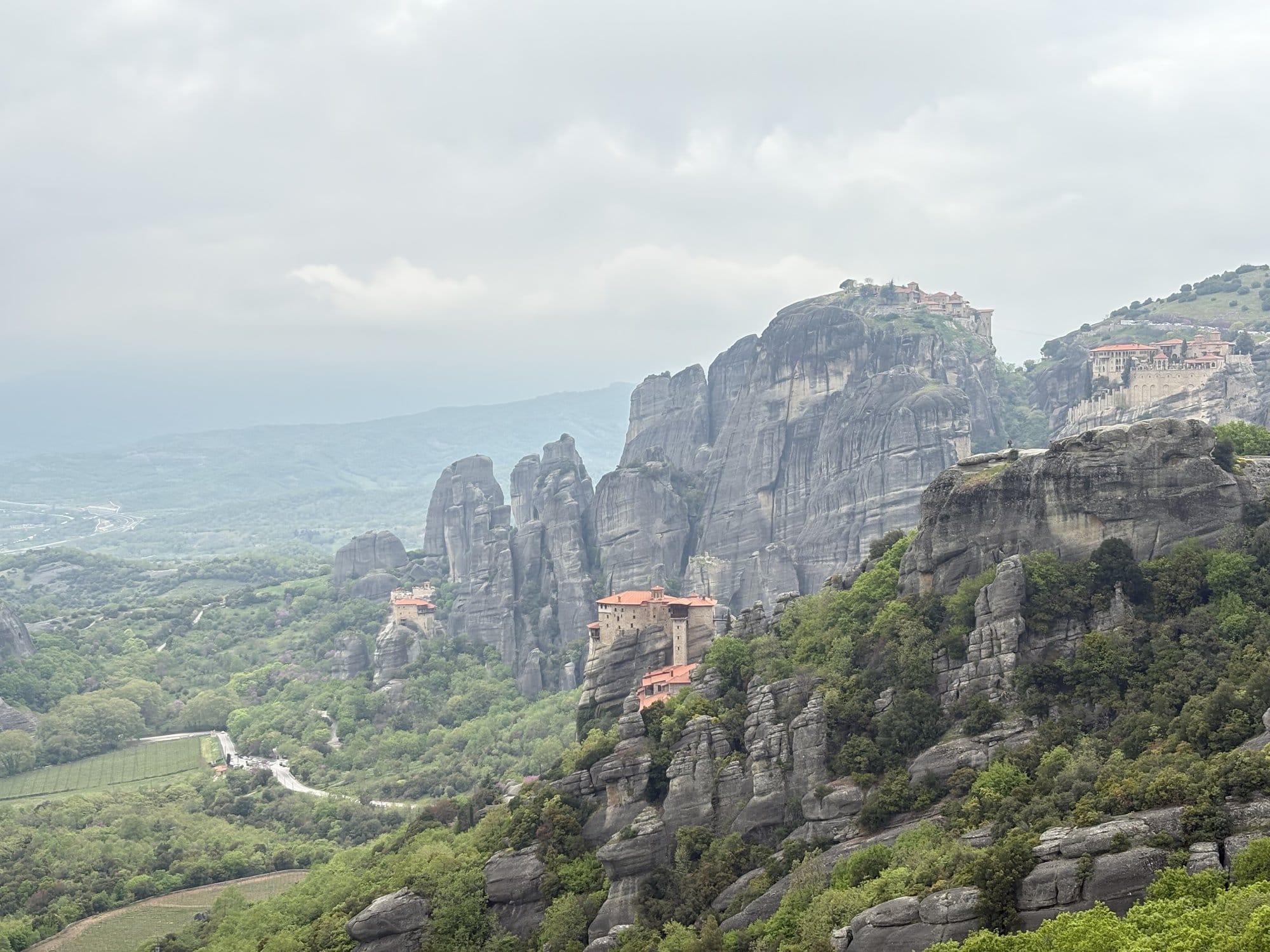 Large paysage des formations rocheuses et monastères de Meteora vus depuis un belvédère de vallée — Grèce