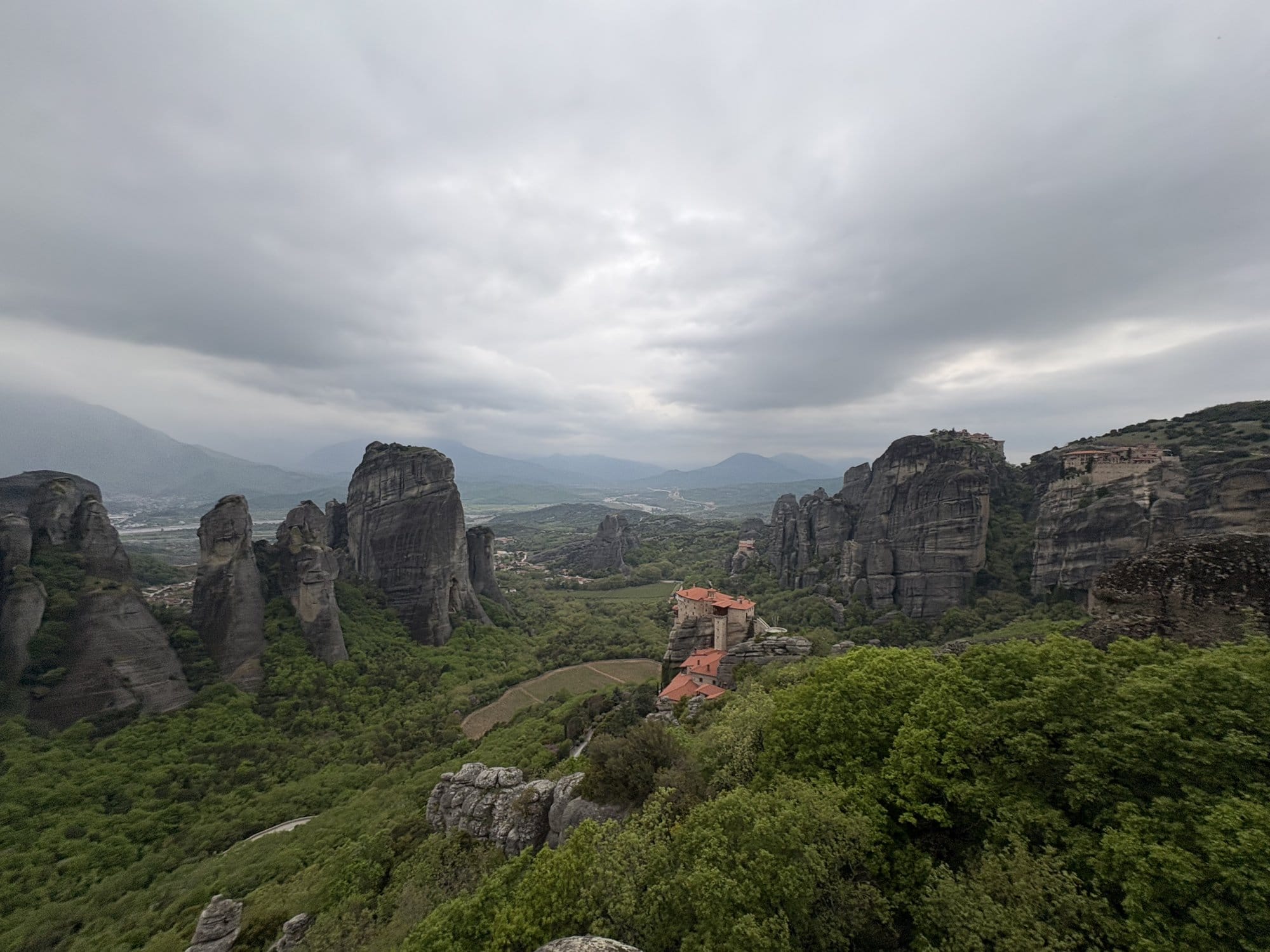Large panorama des piliers rocheux et monastères de Meteora — Grèce