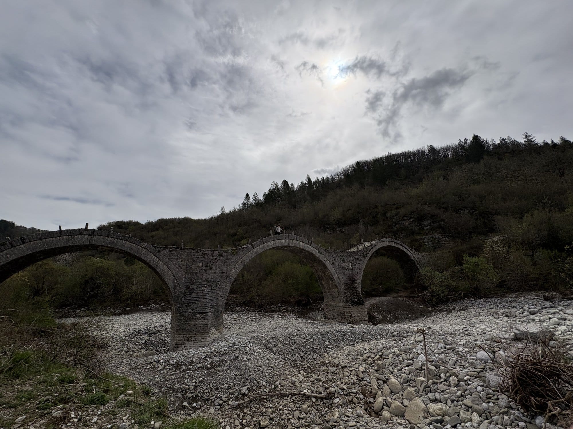 Pont en pierre de Plakidas à trois arches enjambant un lit de rivière sec du Zagori — Grèce