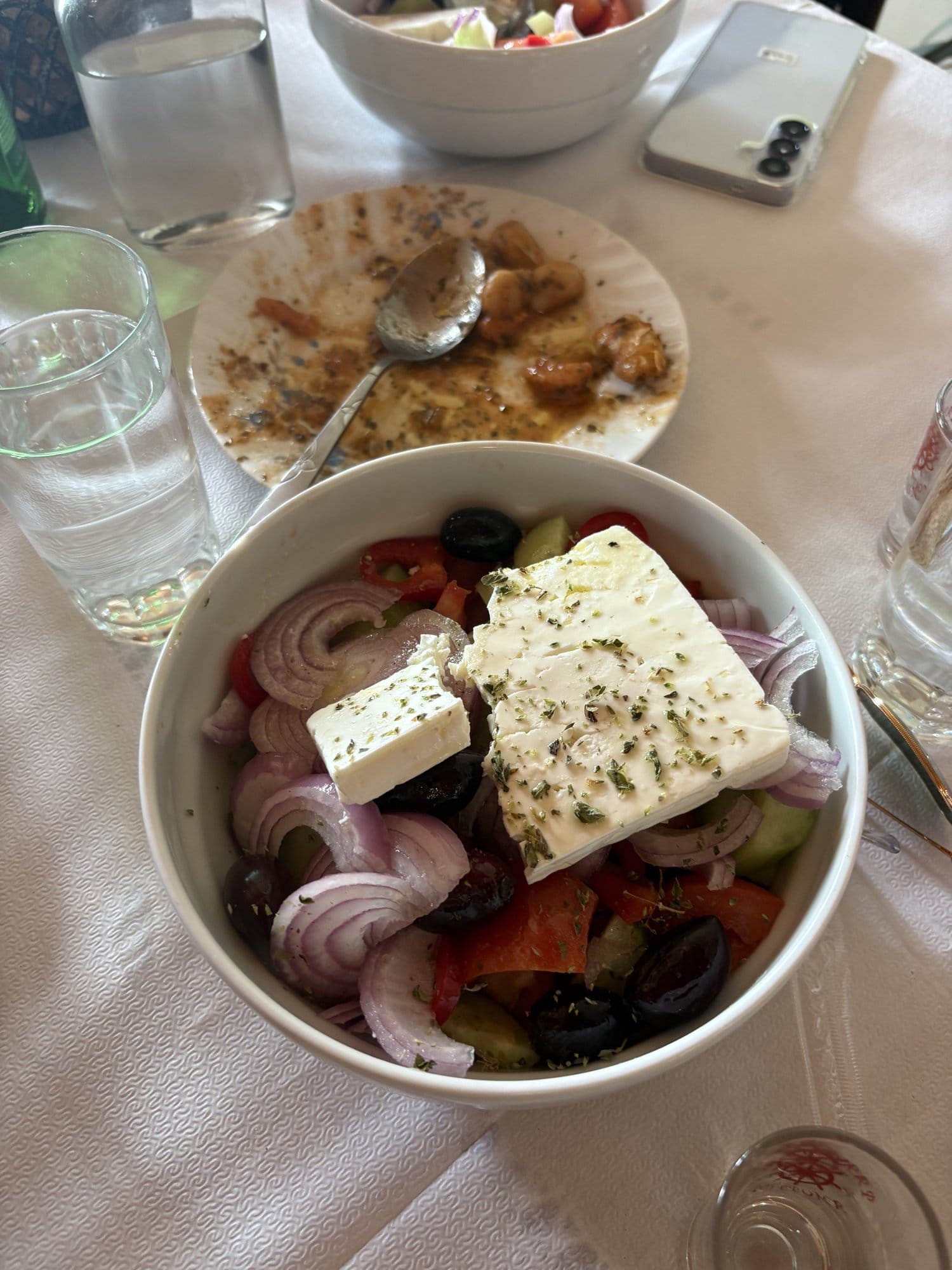 Bol de salade grecque avec feta, olives et oignon rouge dans une taverne du Zagori — Grèce