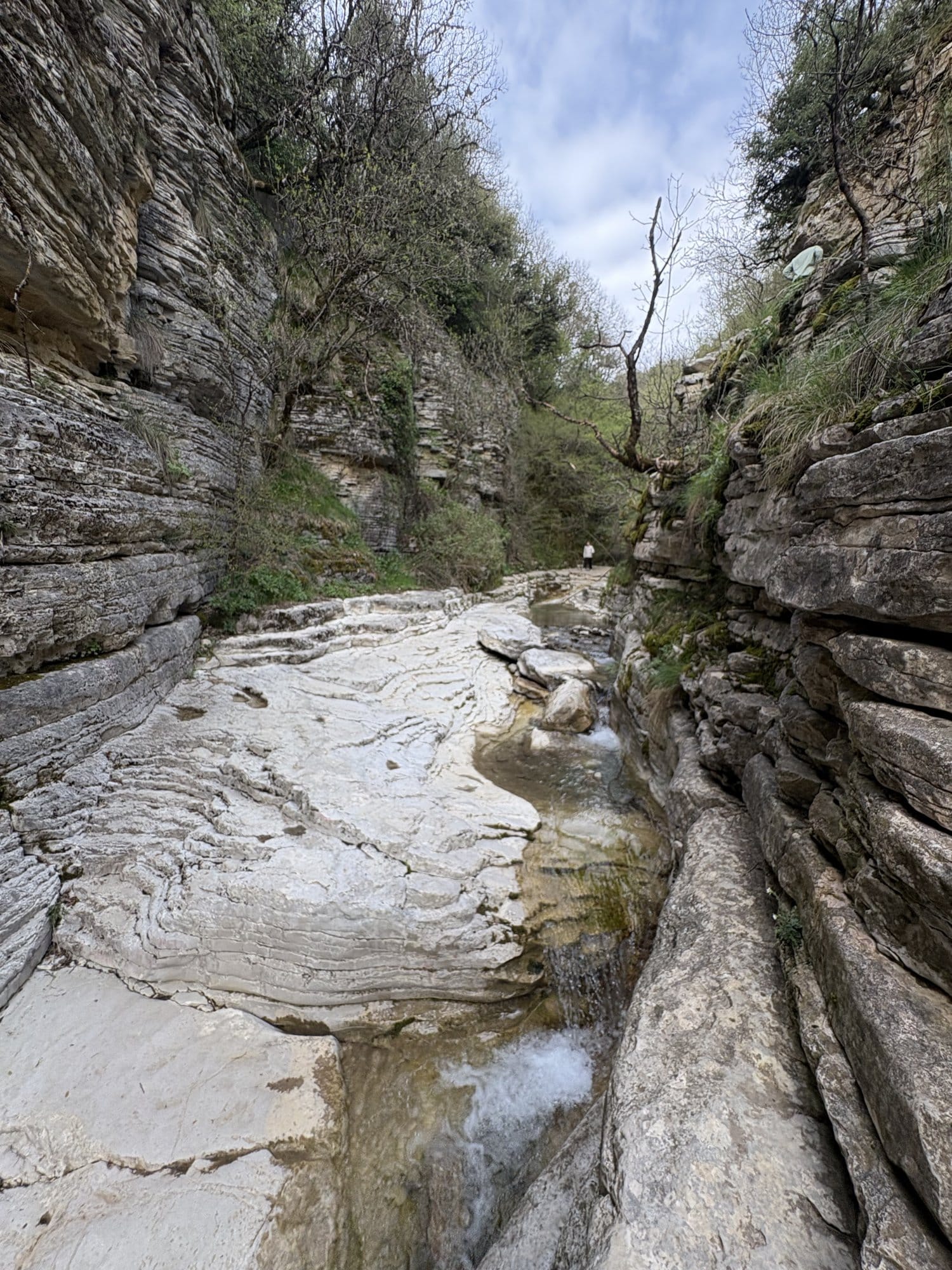 Layered limestone Rock Pools of Papingo (Kolymbithres) with a small waterfall — Zagori, Greece