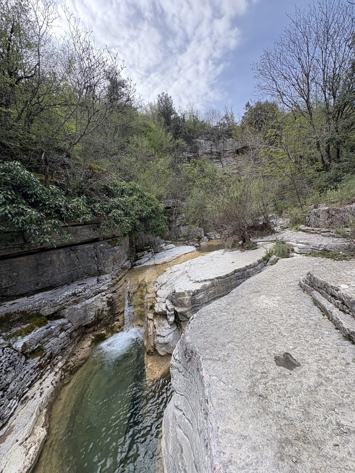 Petite cascade alimentant une vasque naturelle calcaire aux Kolymbithres de Papingo — Zagori, Grèce
