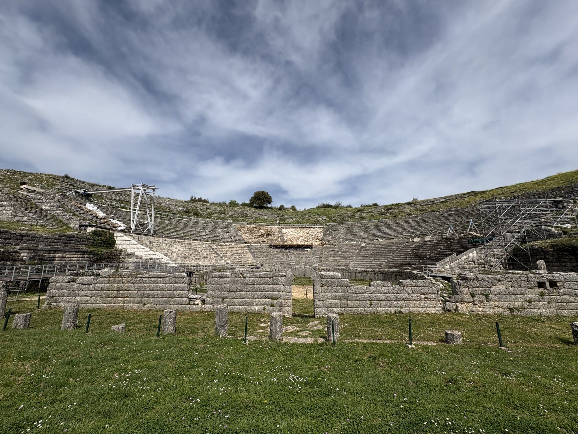 L'auditorium en pierre conservé du théâtre antique de Dodoni — Épire, Grèce