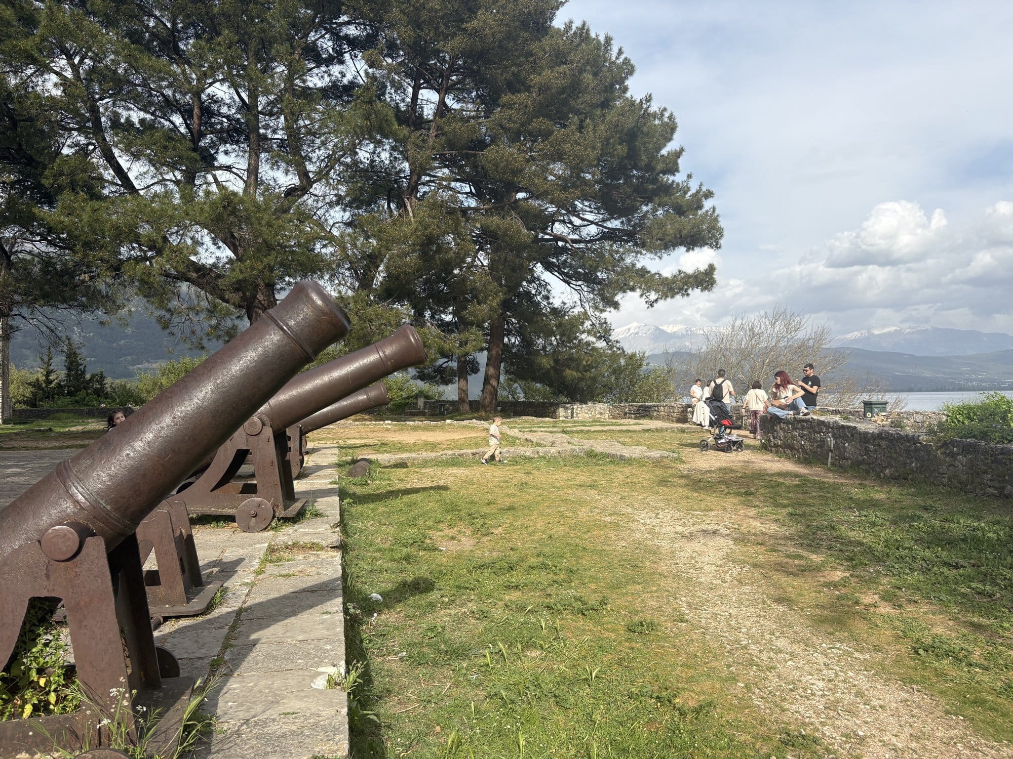 Canons en fer sur les remparts de la citadelle d'Ioannina avec le lac Pamvotida derrière — Grèce
