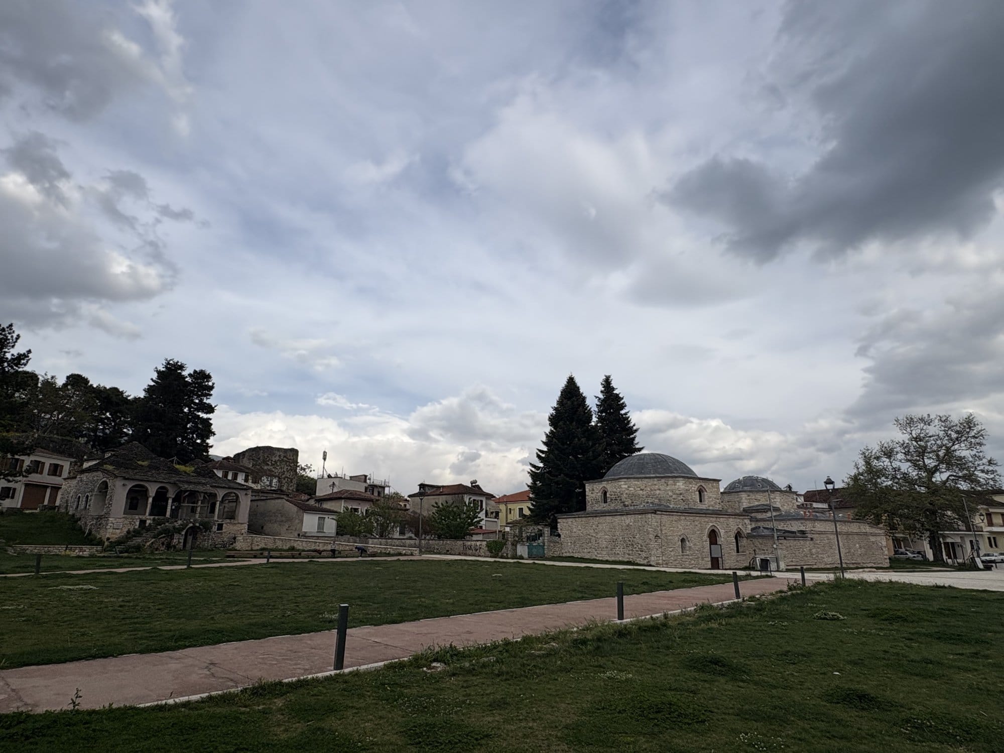 Cour de la citadelle d'Ioannina avec un bâtiment ottoman à coupole — Grèce