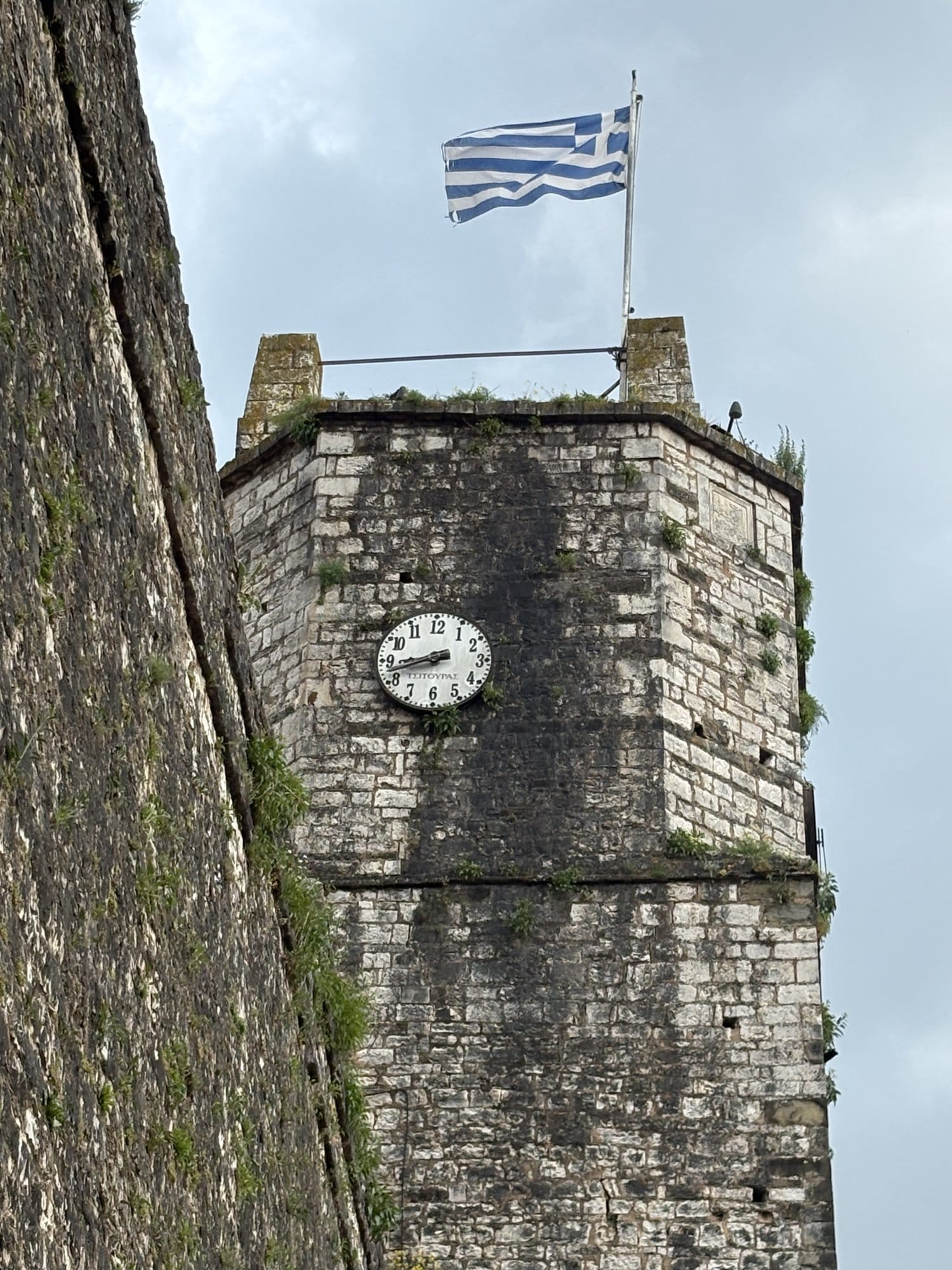 Tour de l'horloge de la citadelle d'Ioannina avec un drapeau grec — Ioannina, Grèce