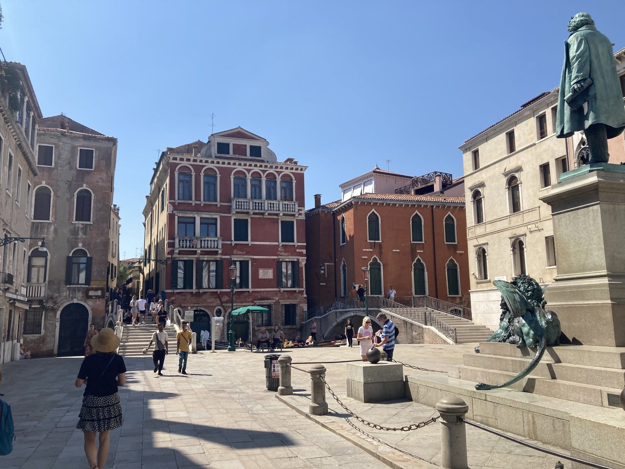 Campo Manin with bronze statue and colorful Venetian buildings — Venice, Italy