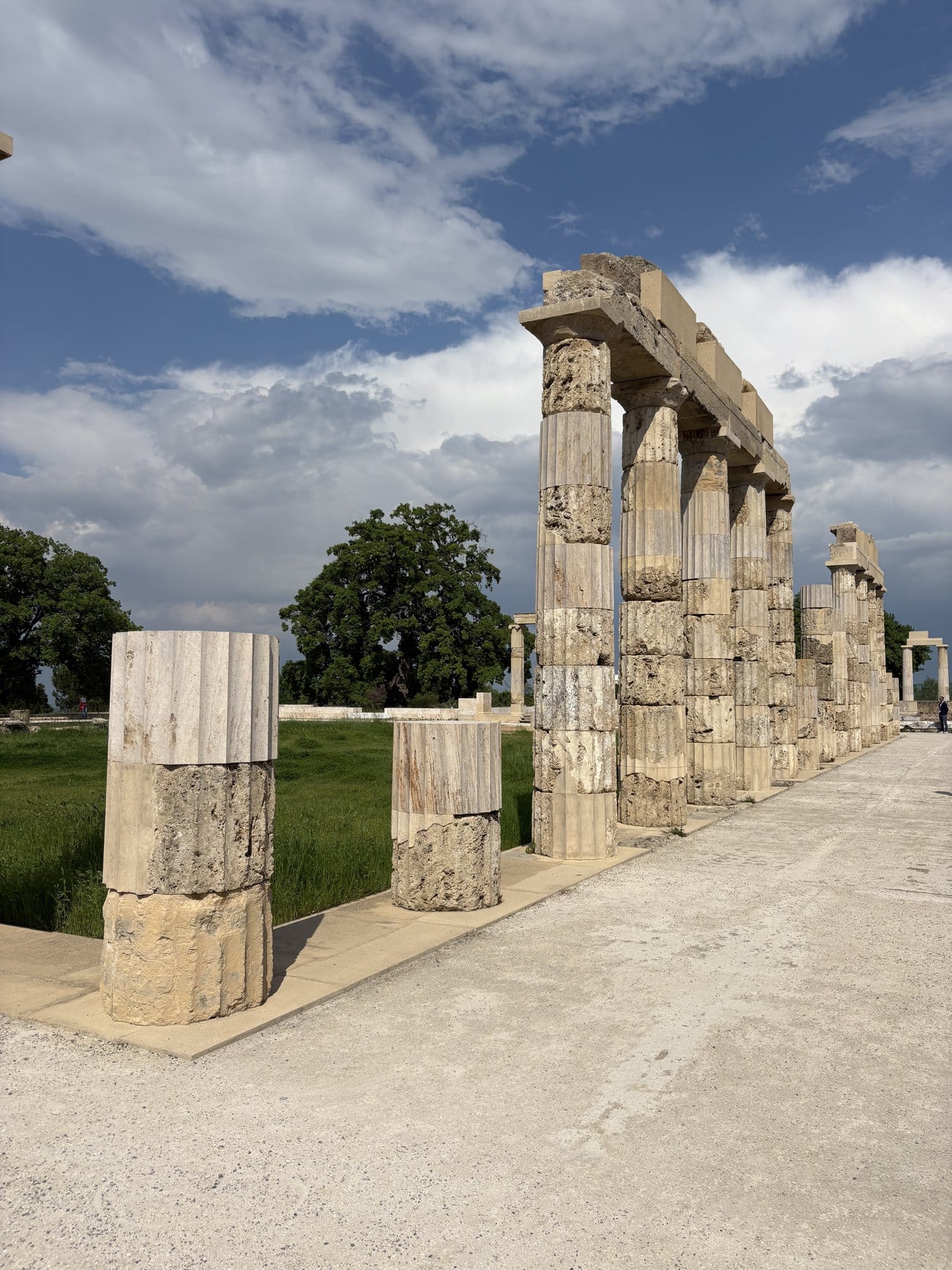 Site archéologique de Vergina (antique Aigai) avec des colonnes en marbre et un remblai de terre — Grèce