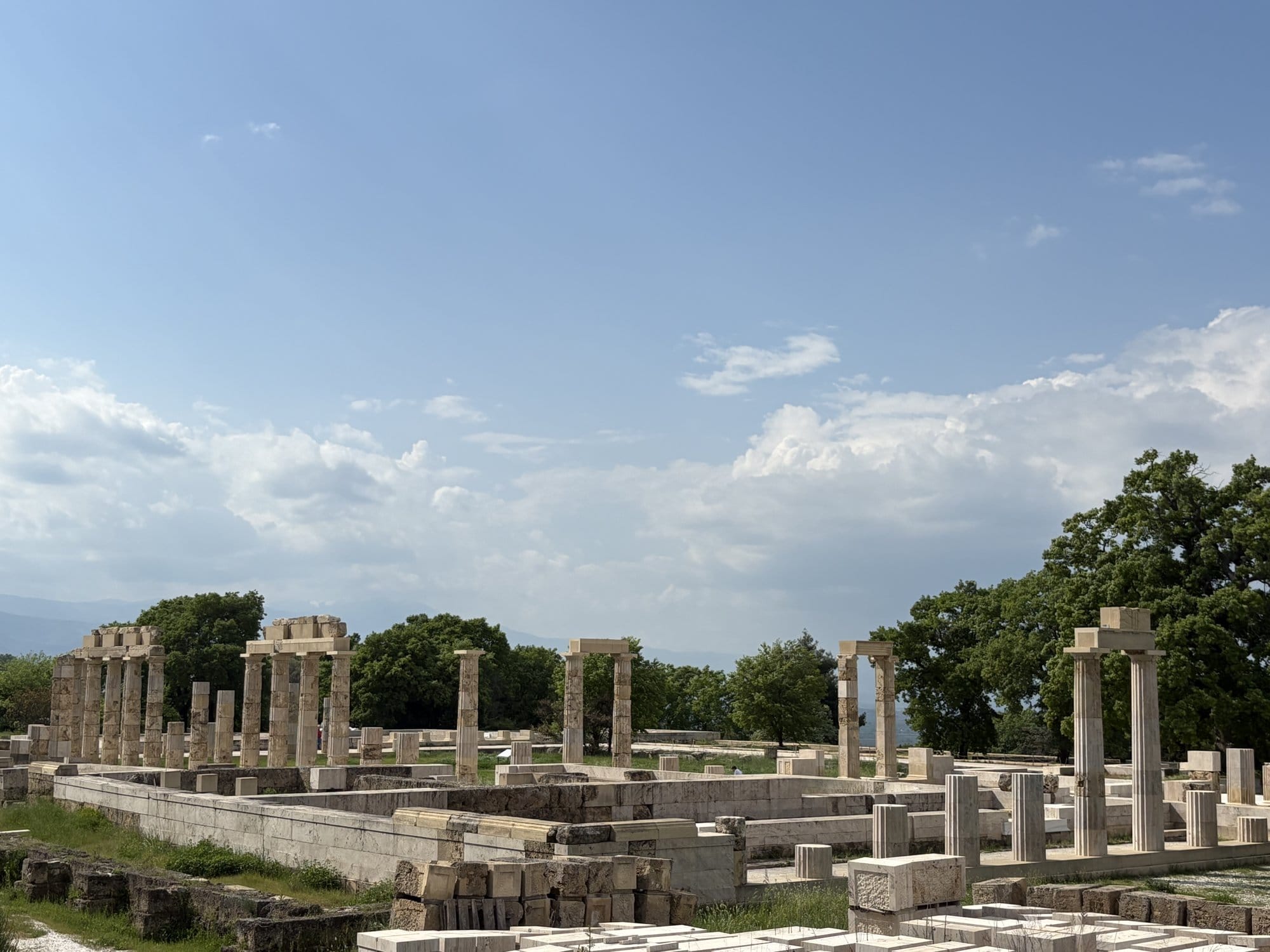 Colonnes ioniques reconstituées sur la terrasse du palais d'Aigai — Vergina, Grèce