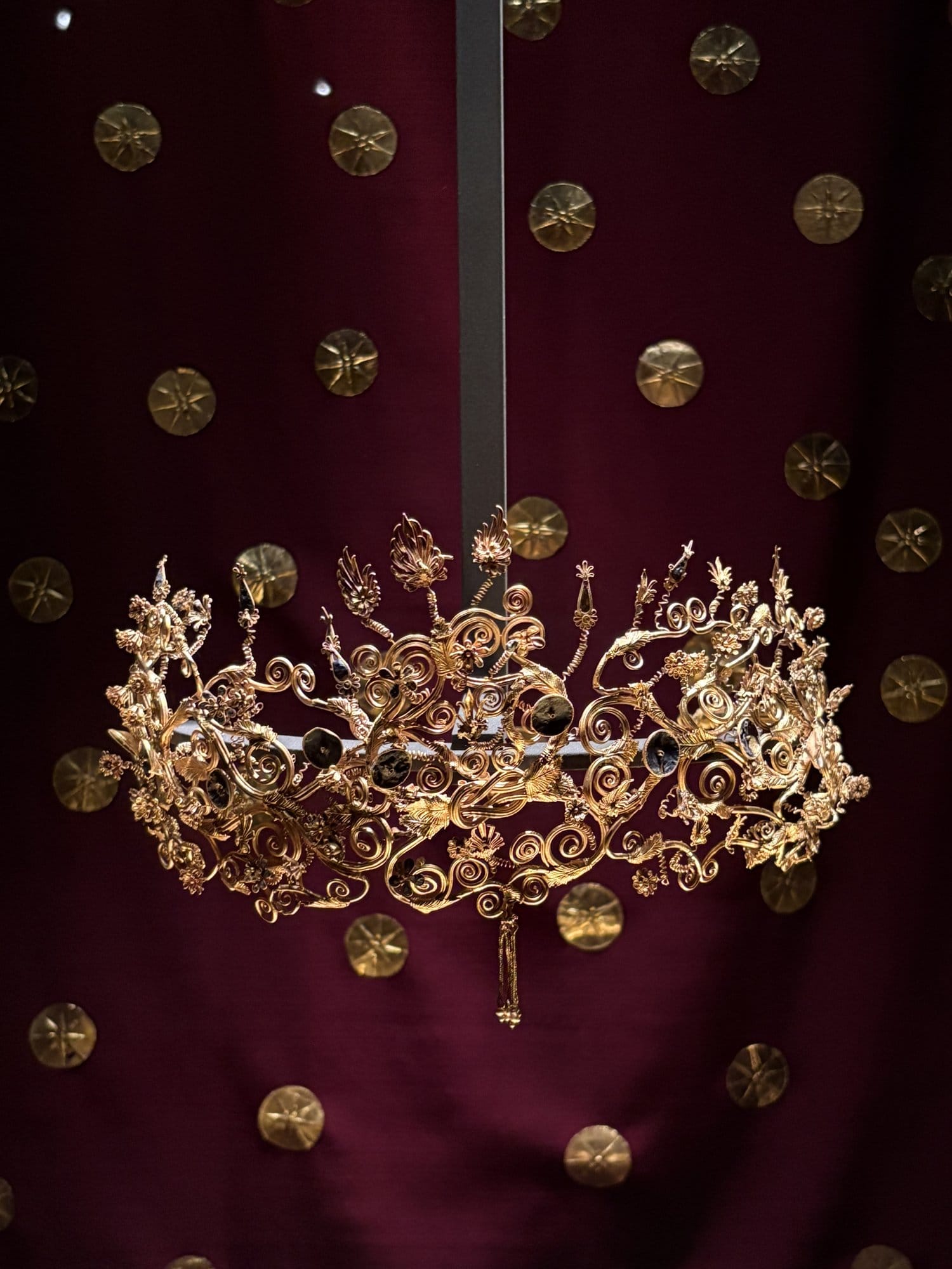 Diadème en or orné de rinceaux et de rosettes en vitrine au musée de Vergina — Grèce