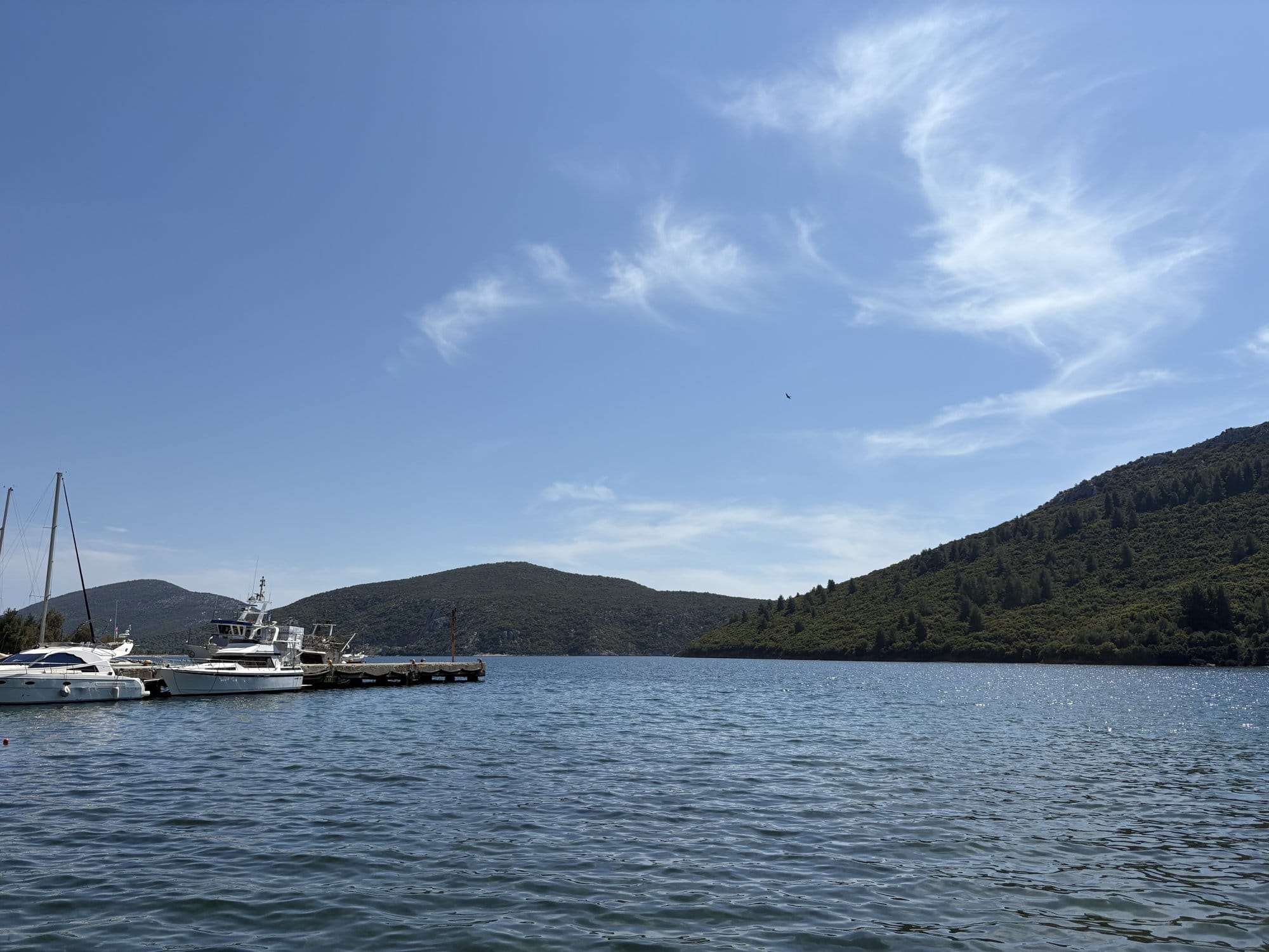 Bateaux amarrés dans le port naturel abrité de Porto Koufo — Sithonia, Grèce