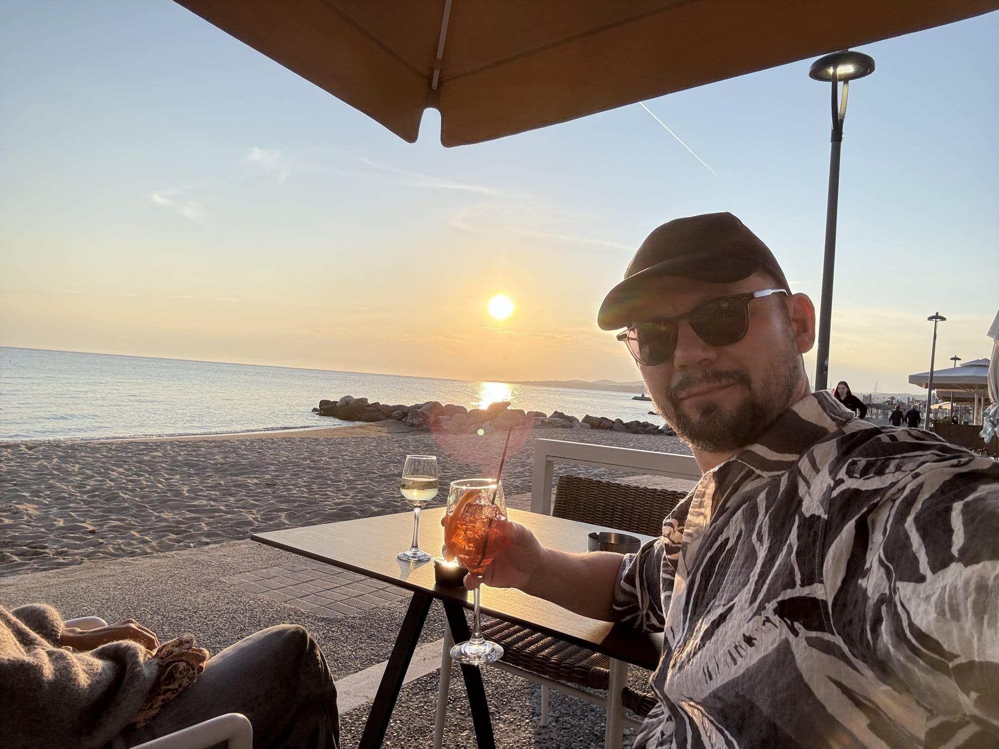 Vue coucher de soleil depuis un bar de plage avec Aperol Spritz et vin blanc sur la table — Nikiti, Grèce