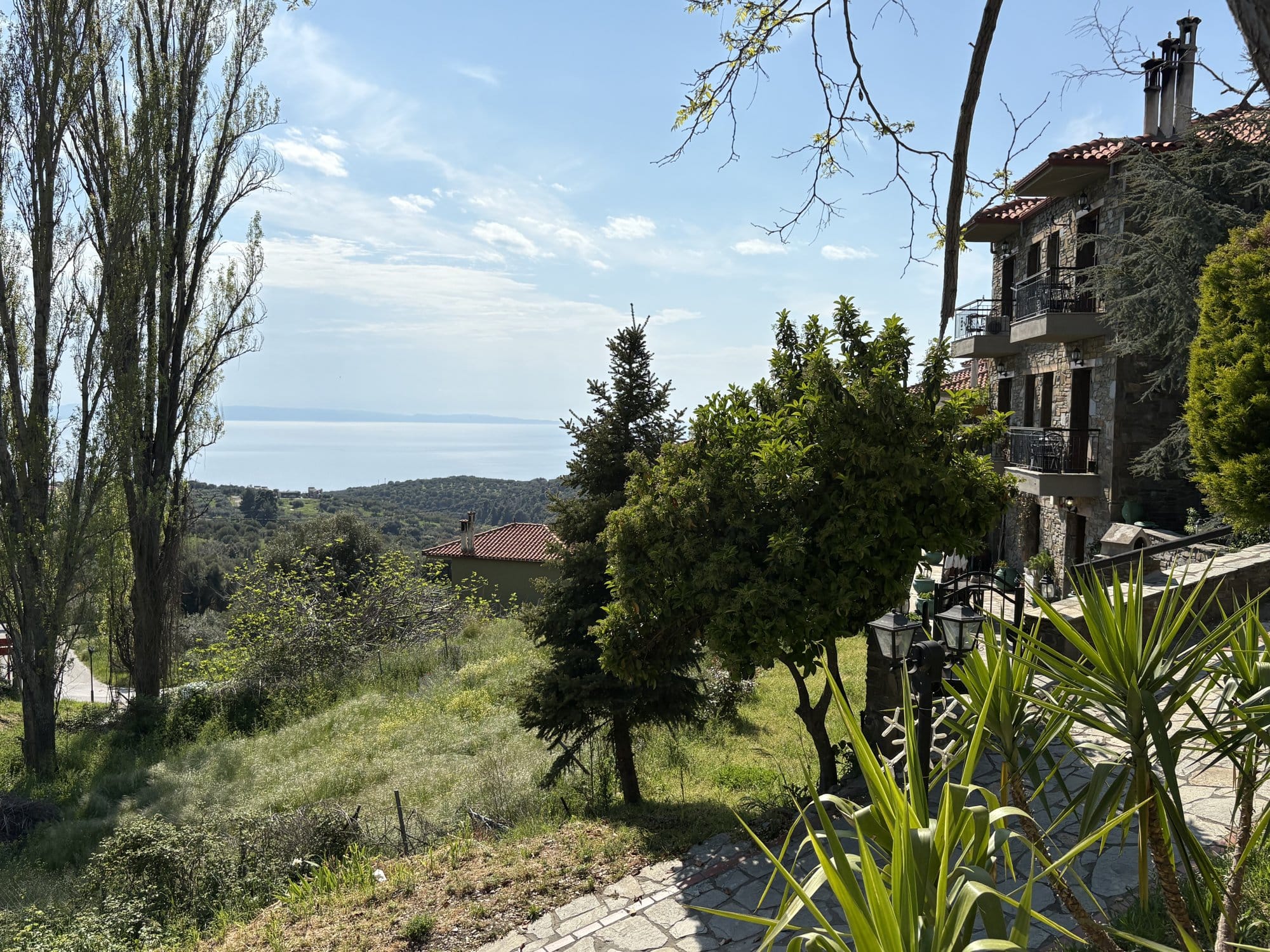 Terrasse de taverna à Parthenonas avec nappes blanches et vue sur la mer — Sithonia, Grèce