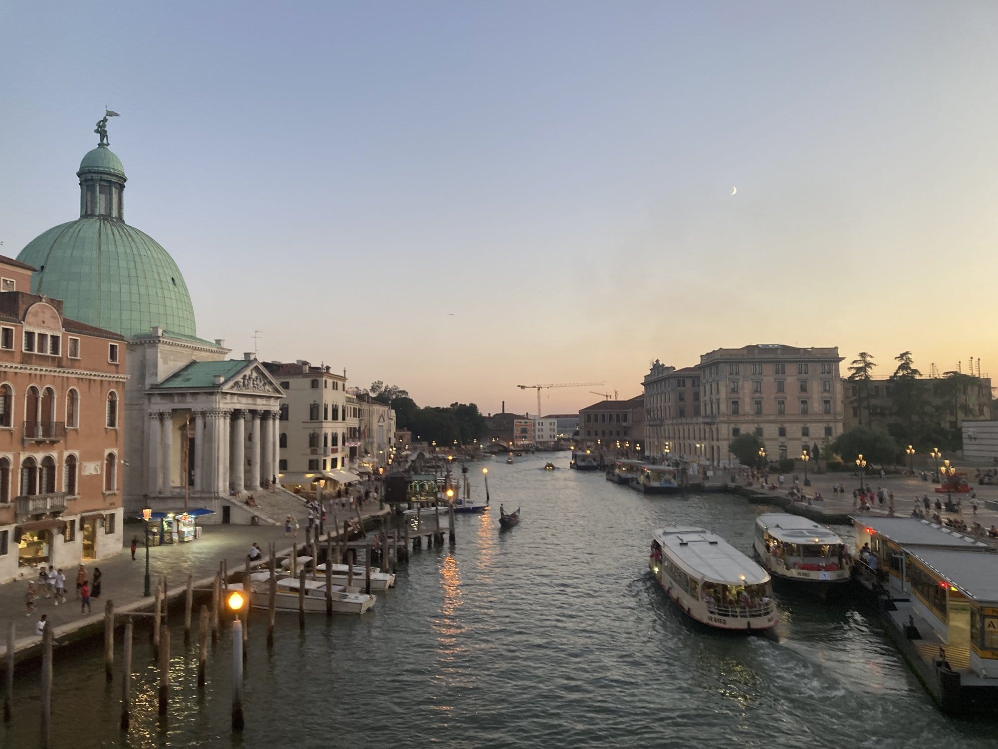 Grand Canal at twilight from Ponte degli Scalzi with San Simeone Piccolo dome — Venice, Italy