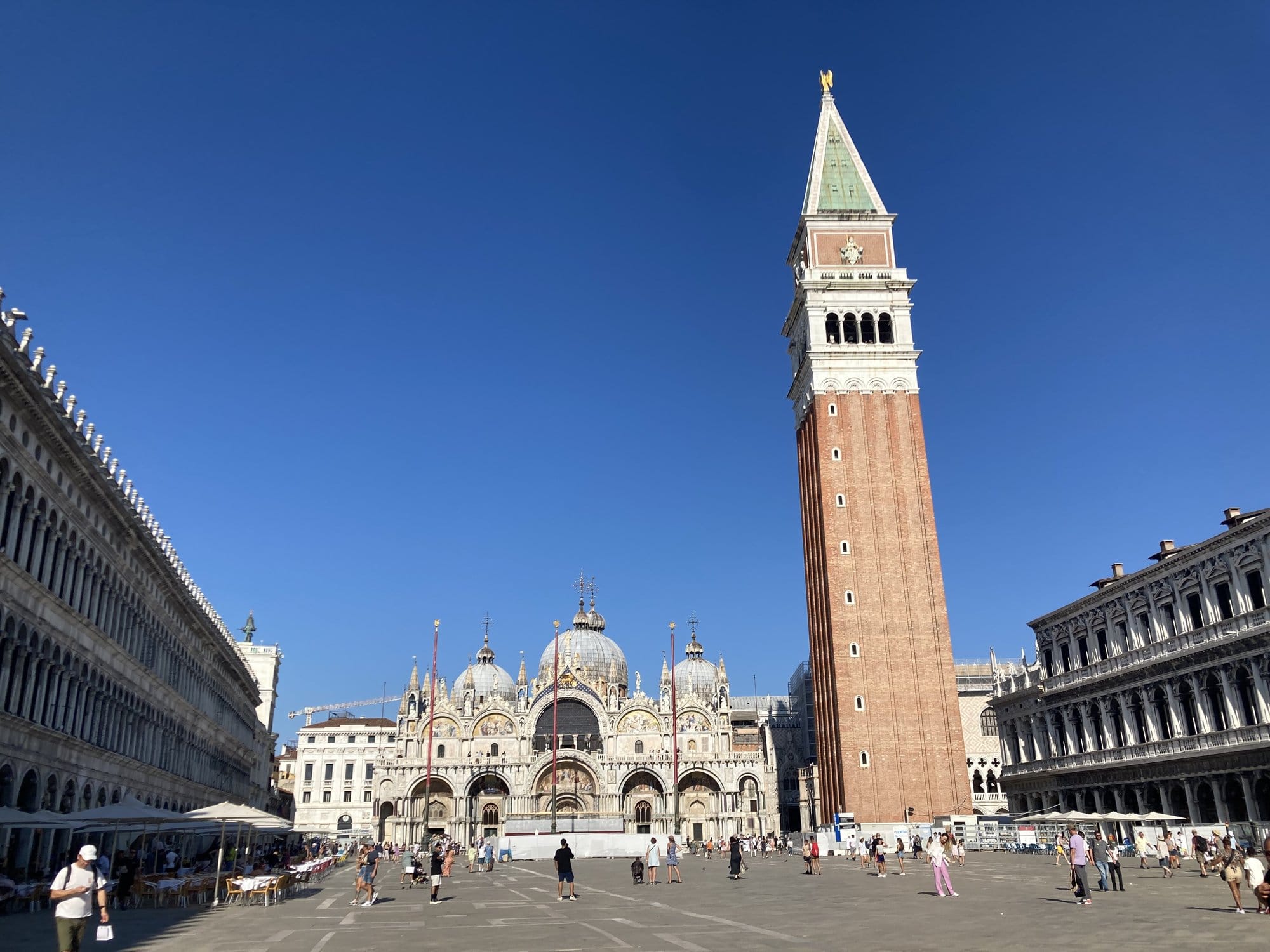 Piazza San Marco with the Basilica and Campanile under blue sky — Venice, Italy