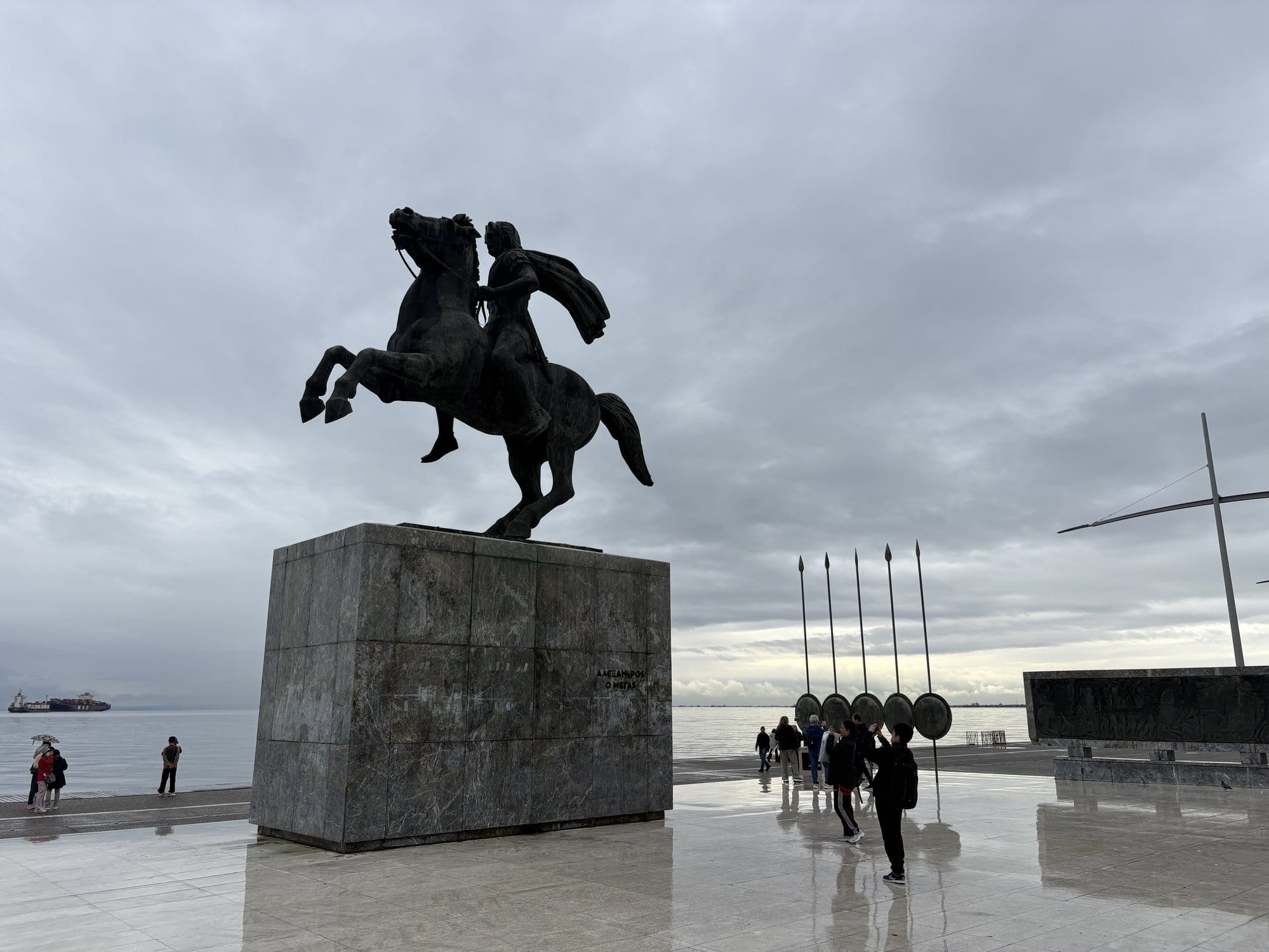 Statue équestre en bronze d'Alexandre le Grand sur la promenade de Thessalonique sous un ciel gris dramatique — Grèce