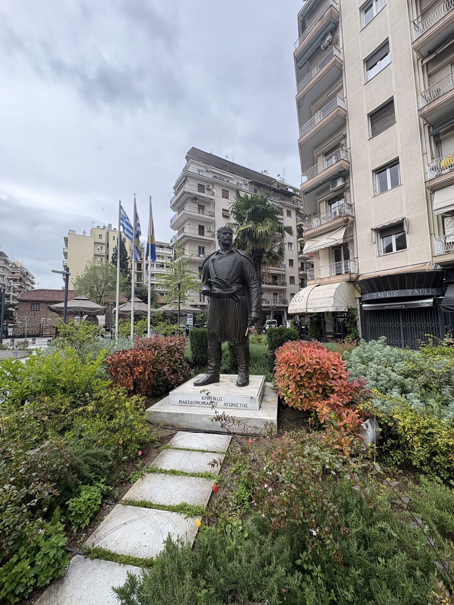 Statue en bronze d'un combattant crétois macédonien sur une petite place publique à Thessalonique — Grèce