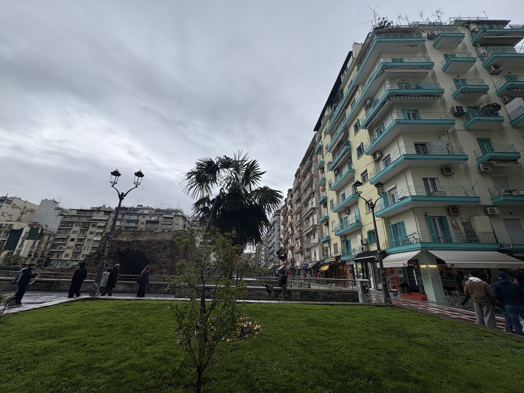 Immeubles et un palmier autour de l'Arc de Galère au centre de Thessalonique — Grèce
