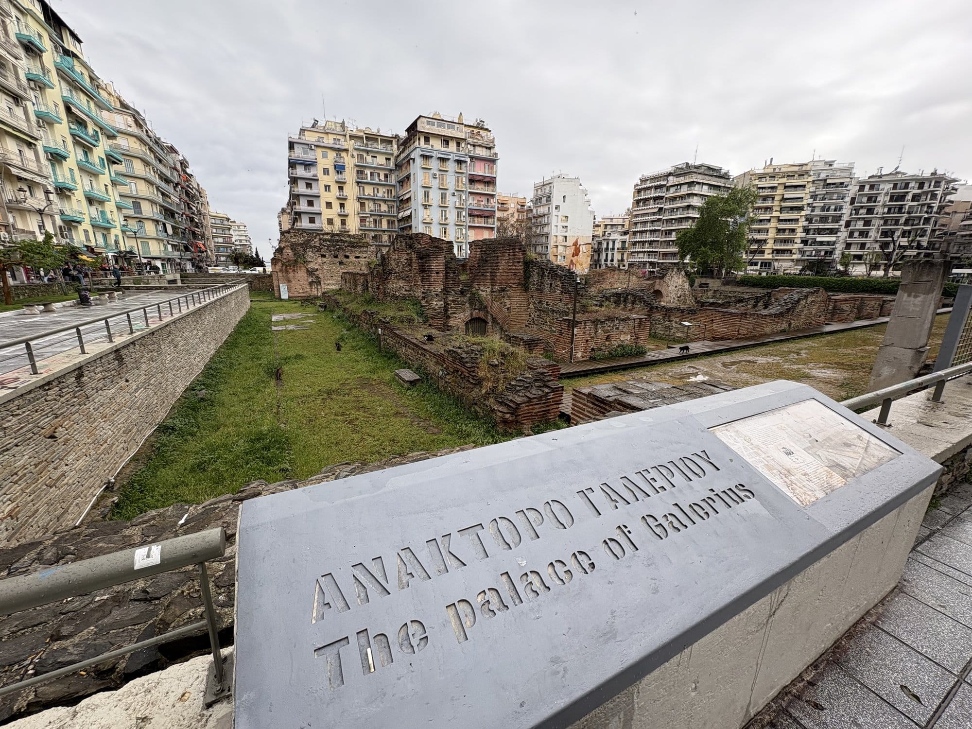 Ruines du Palais de Galère au centre de Thessalonique avec un panneau bilingue devant — Grèce