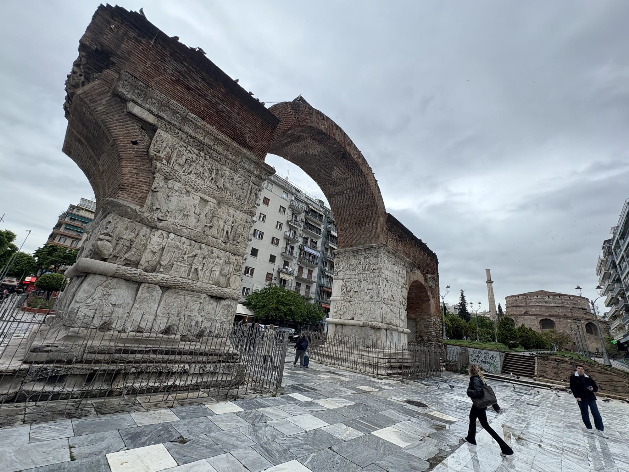 L'Arc de Galère (Kamara) à Thessalonique avec la Rotonde circulaire visible en arrière-plan — Grèce