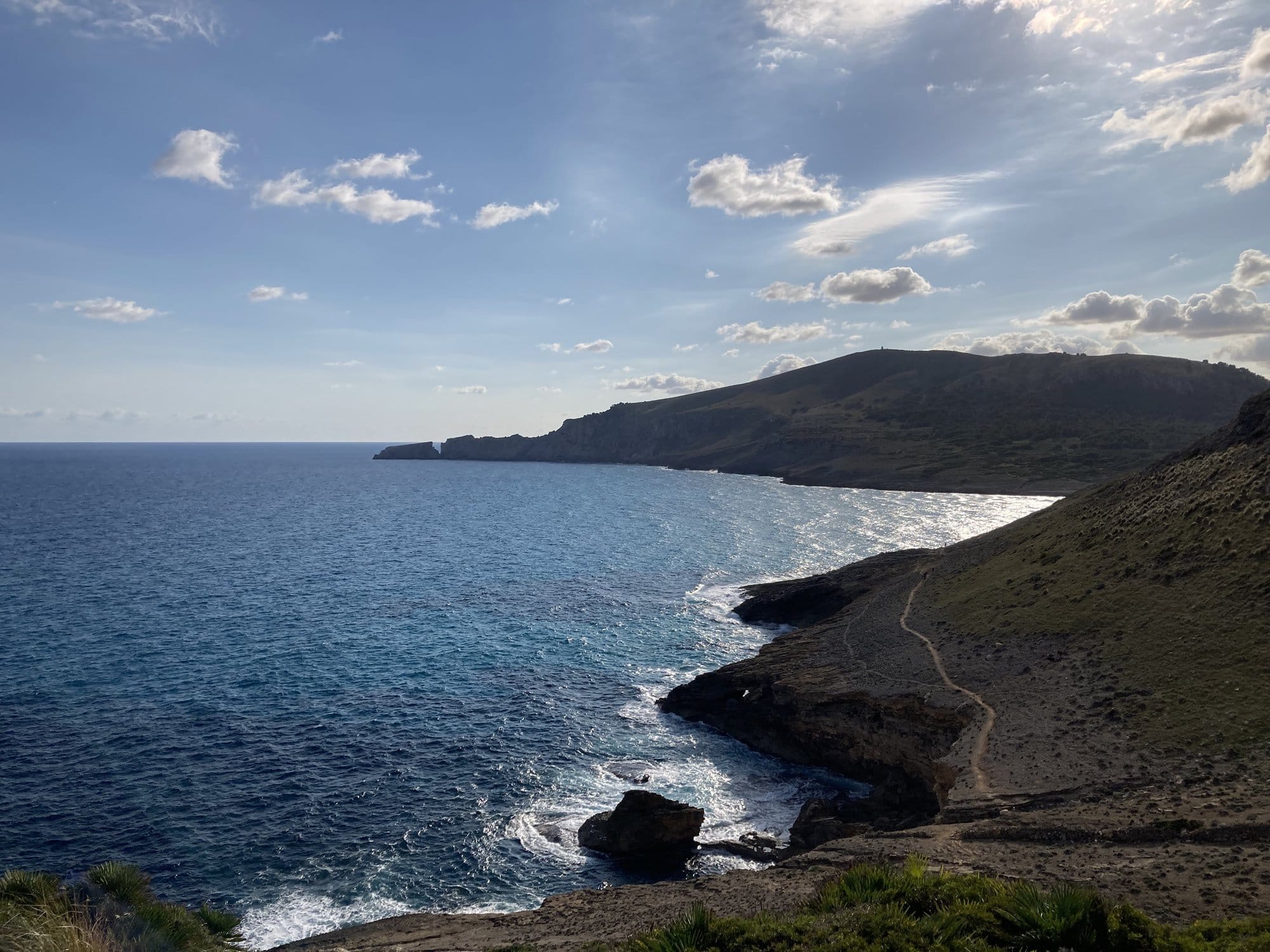 Dramatic limestone cliffs plunging into turquoise Mediterranean water — Capdepera, Spain