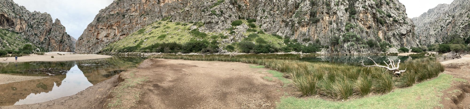 Mountain valley with deep blue water — Gorg Blau, Spain