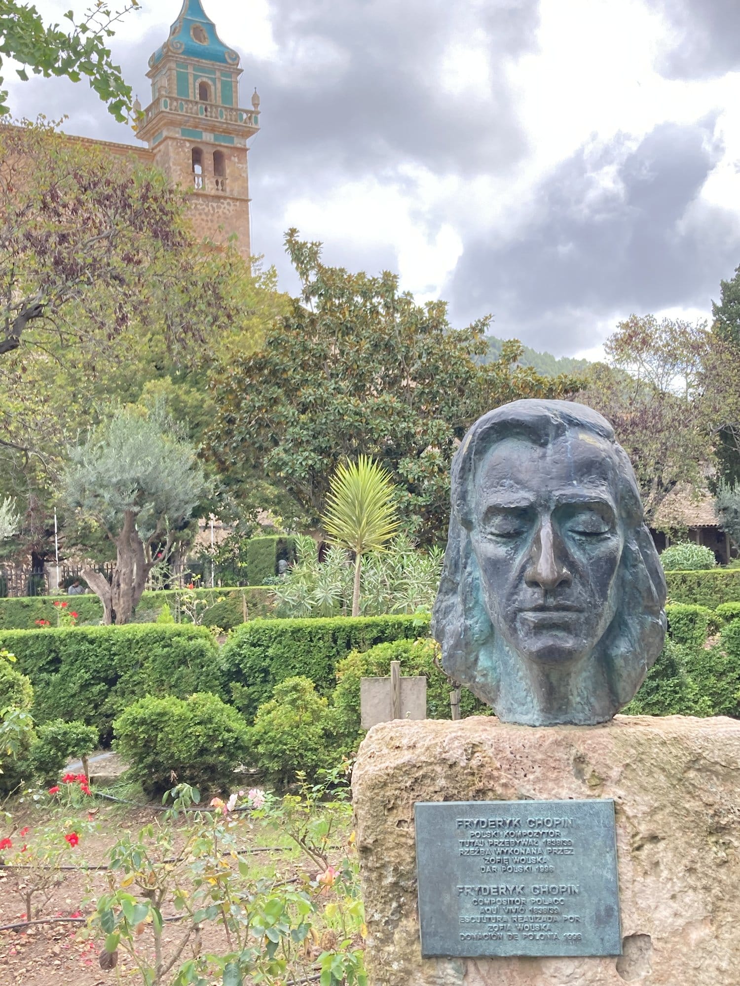 Cloistered courtyard with columned arches and stone — Valldemossa Cartuja, Spain
