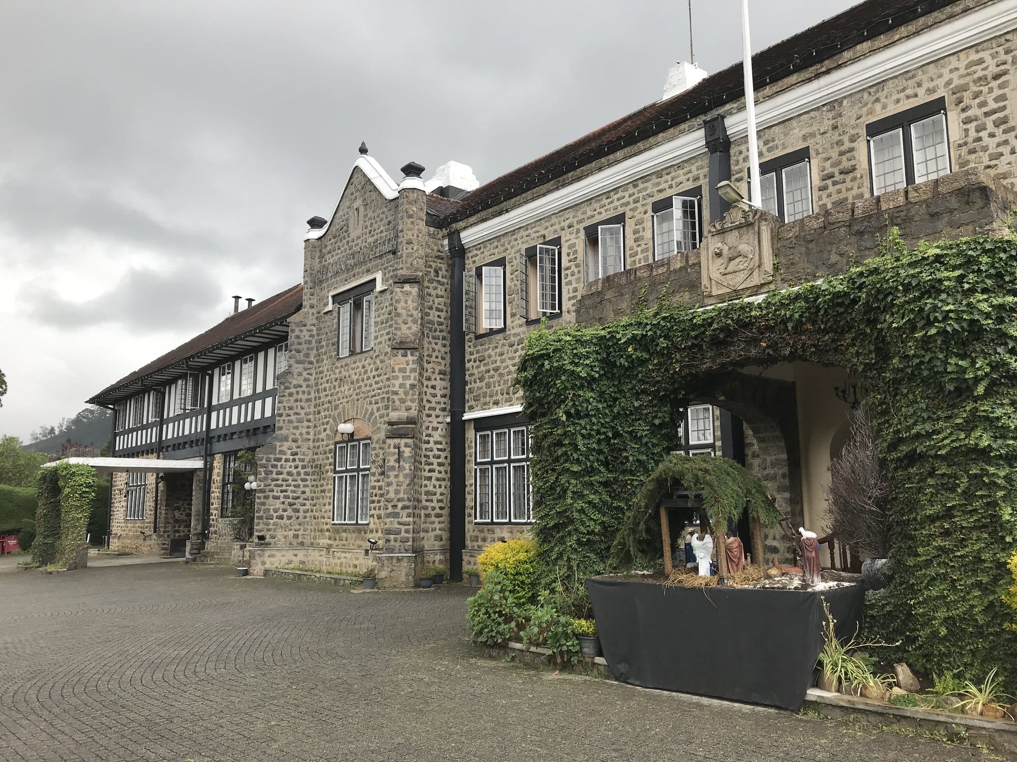 Colonial stone building facade with ivy growing on weathered walls — Nuwara Eliya, Sri Lanka
