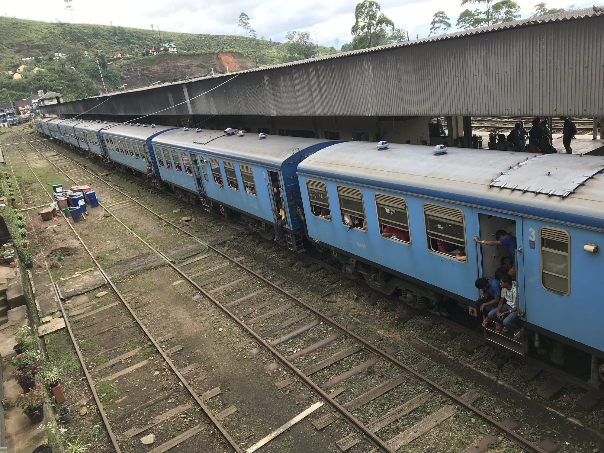 Steep hillside with scattered houses and cultivated terraces among lush vegetation — Hill Country, Sri Lanka
