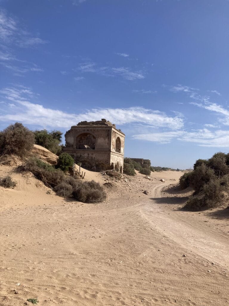 Le sanctuaire marabout en ruine à moitié enfoui dans les dunes au-dessus de la plage à Smimou — Smimou, Maroc
