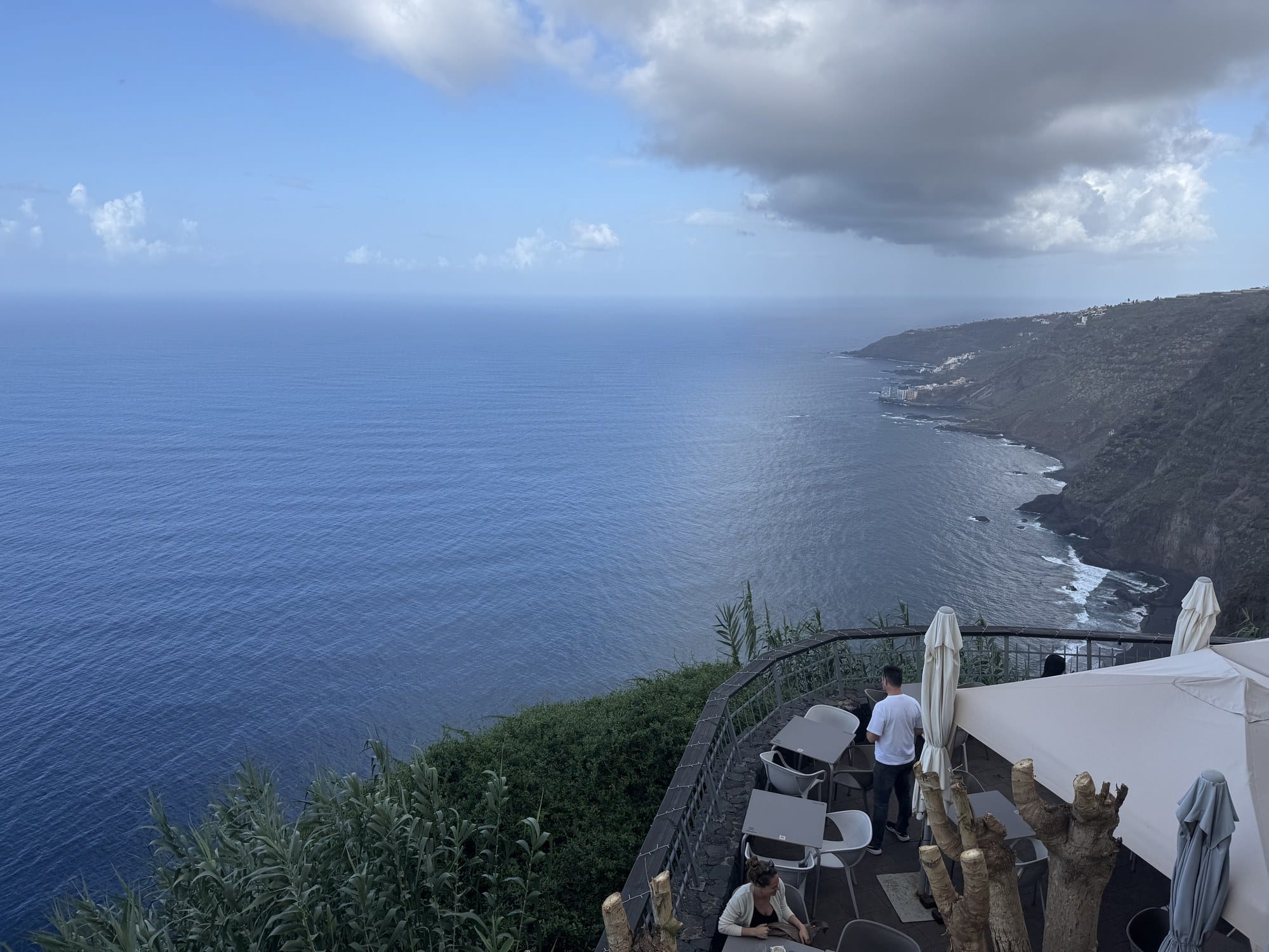 Terrazza di un ristorante su una scogliera a El Sauzal con sedie bianche affacciate sull'Atlantico, nord di Tenerife