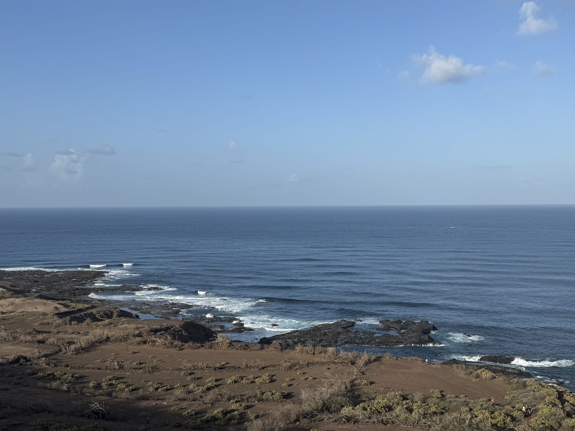Waves breaking on the wild Atlantic coast of Anaga, with volcanic rocks and cliffs — Tenerife
