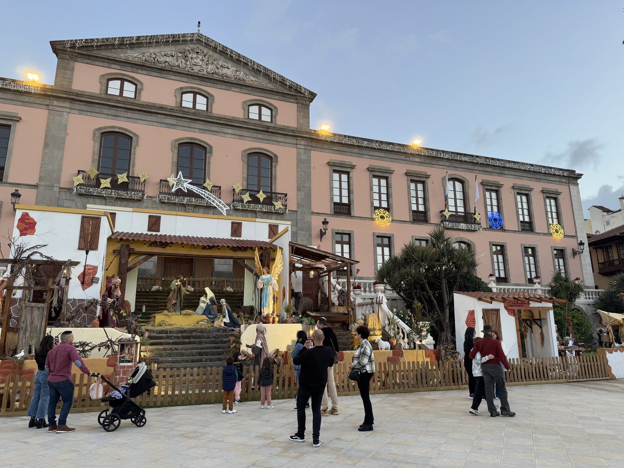 Il gigantesco presepe Belén a La Orotava davanti al municipio rosa, con luci natalizie a forma di stella sulla Plaza del Ayuntamiento — Tenerife