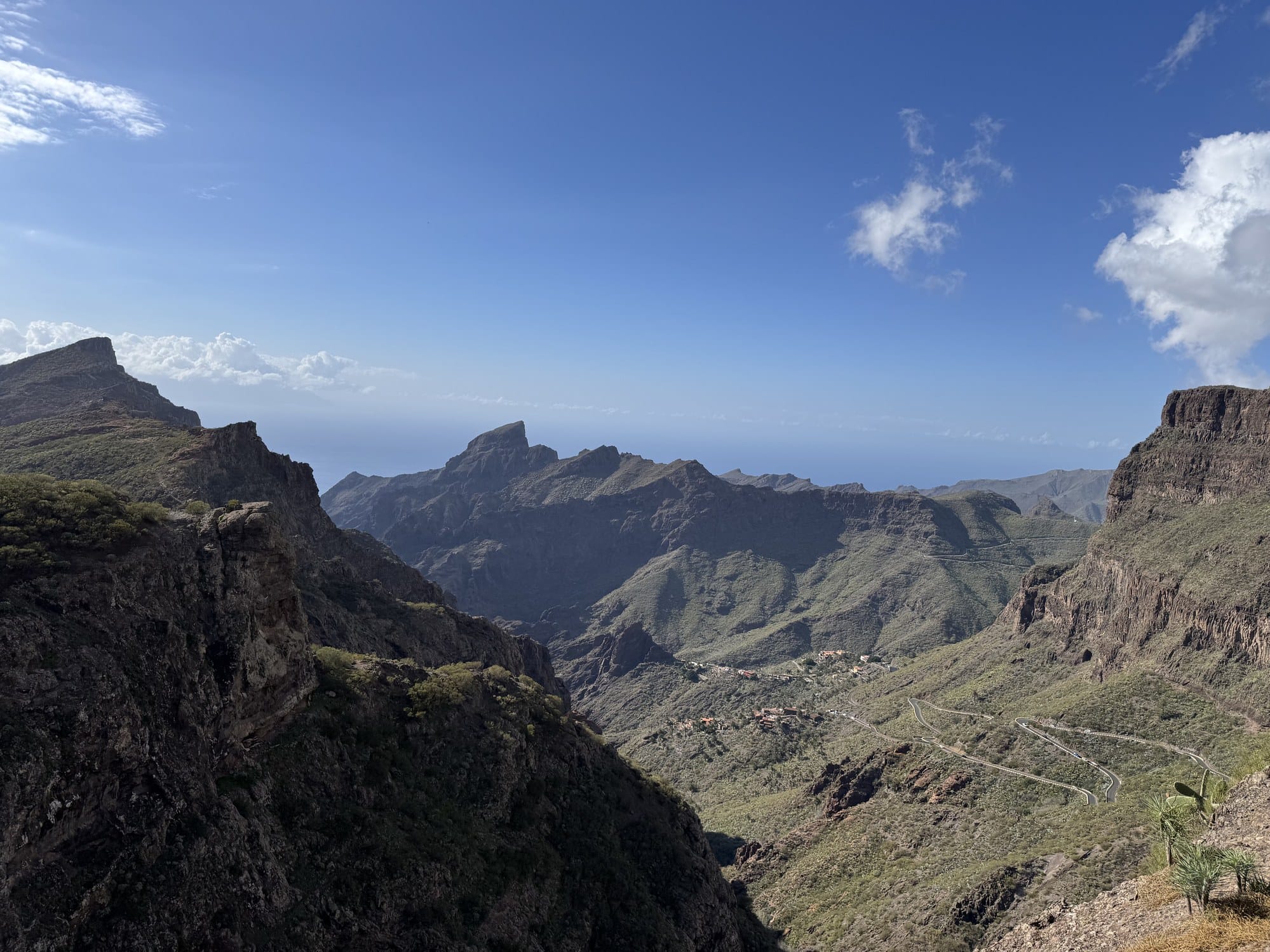Ampia vista panoramica delle montagne di Teno e del burrone di Masca, con La Gomera in silhouette sull'altra sponda dell'acqua — Tenerife