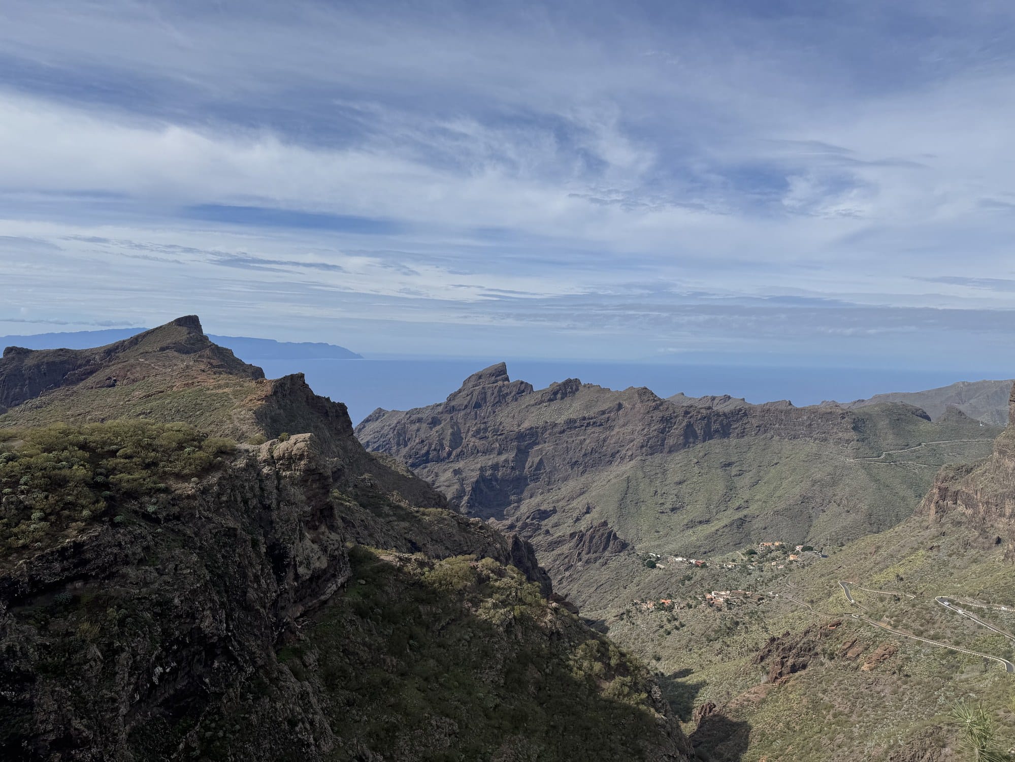 Vista panoramica sulle profonde valli verdi del massiccio di Teno verso La Gomera all'orizzonte — Tenerife