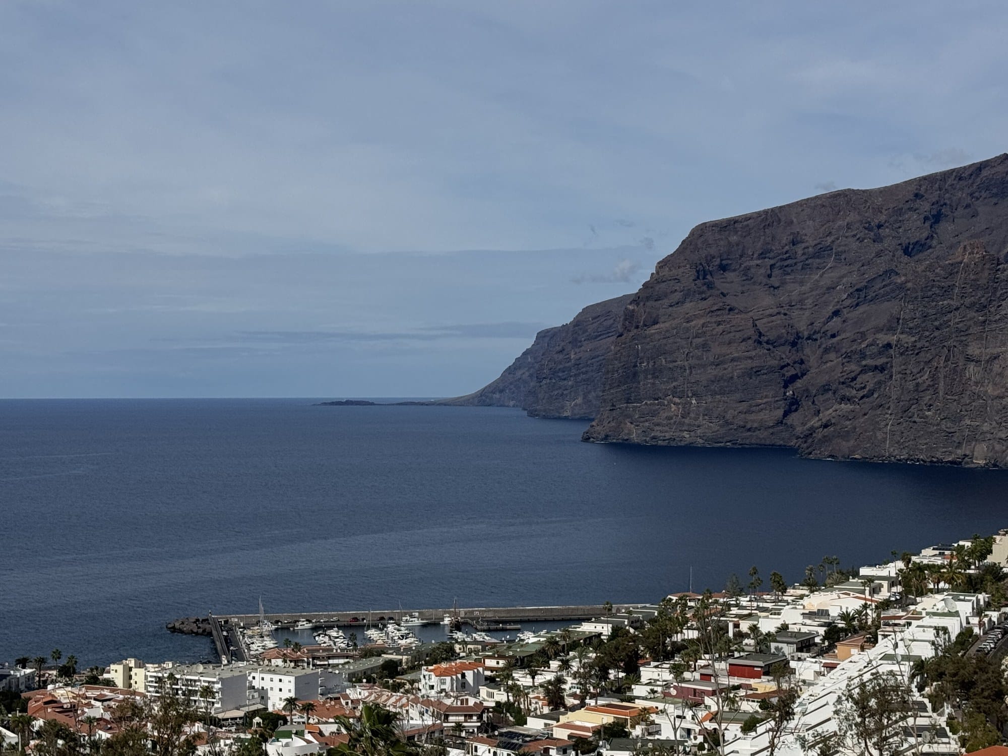 Vista panoramica del porto di Los Gigantes ai piedi delle scogliere vulcaniche di 500 metri — Tenerife