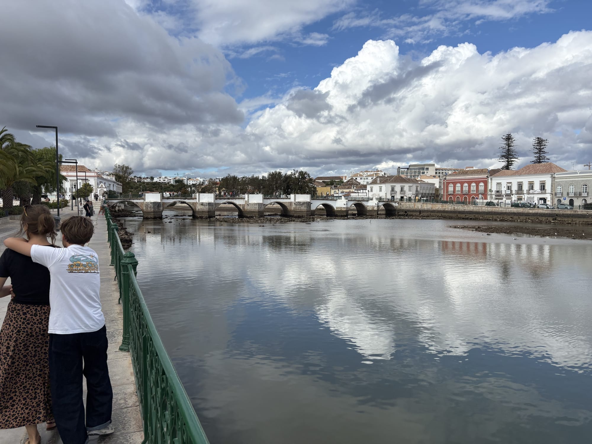 Roman bridge over the Rio Gilão with traditional architecture — Tavira, Portugal